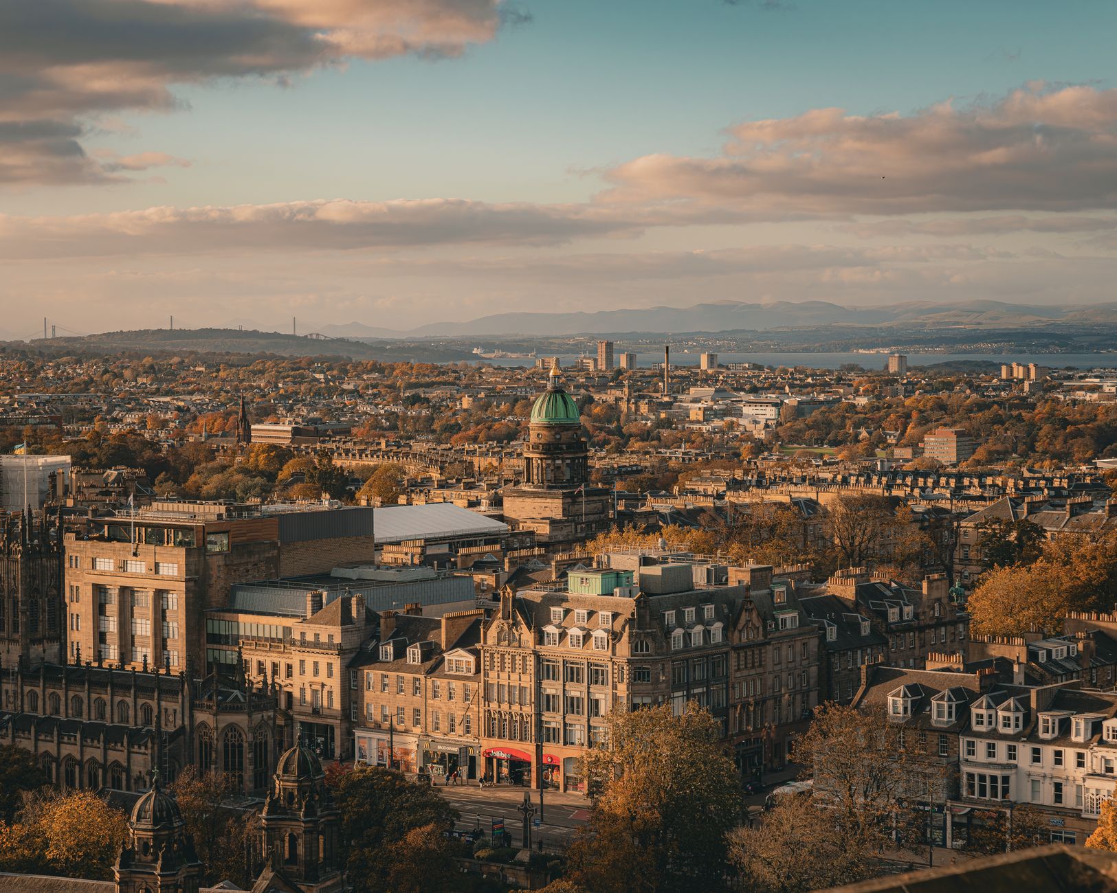 Panorama Edinburghu s hradem Edinburgh Castle na skále nad městem za soumraku
