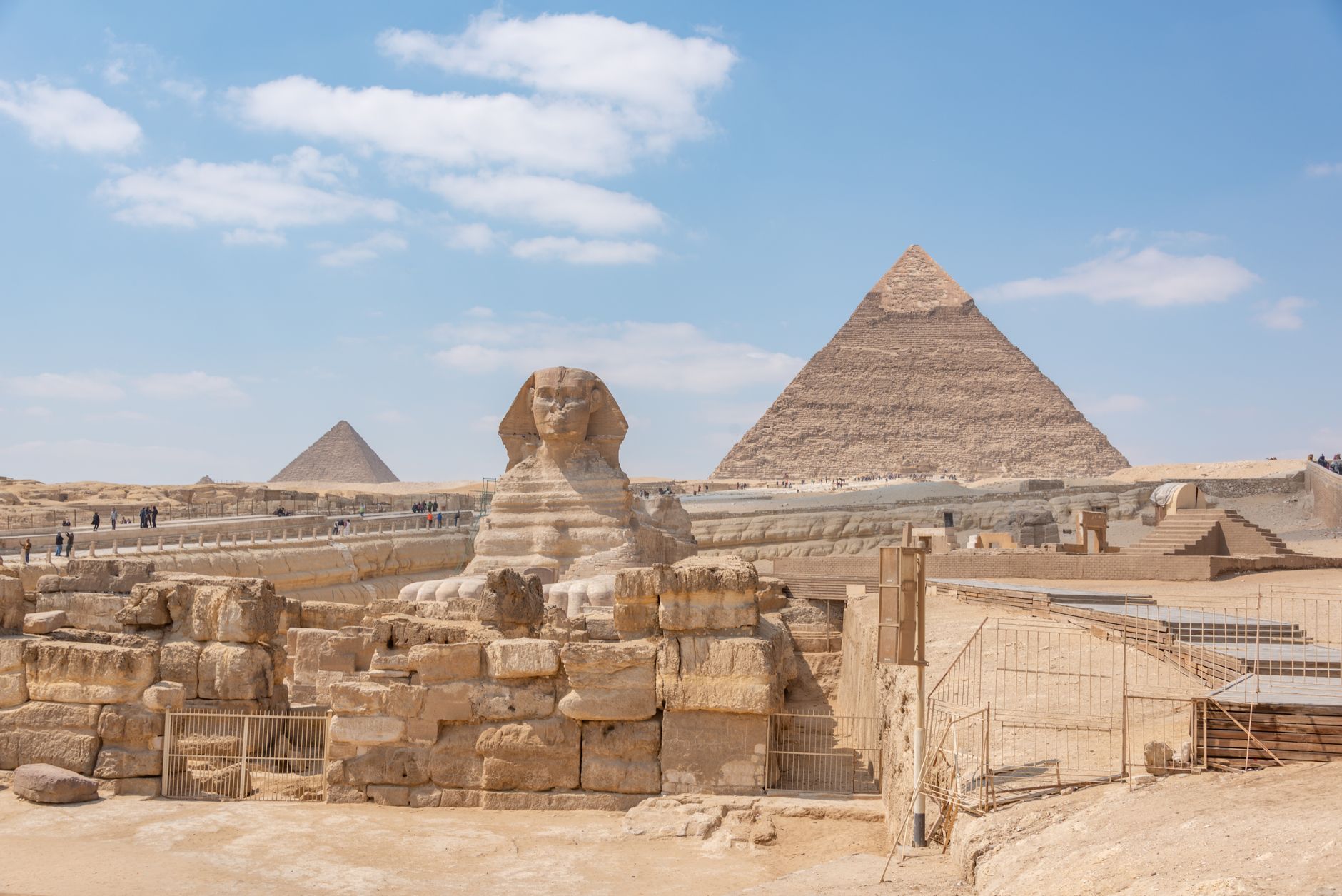Pyramidy v Gíze a Velká sfinga v poušti za jasného dne nedaleko Káhiry