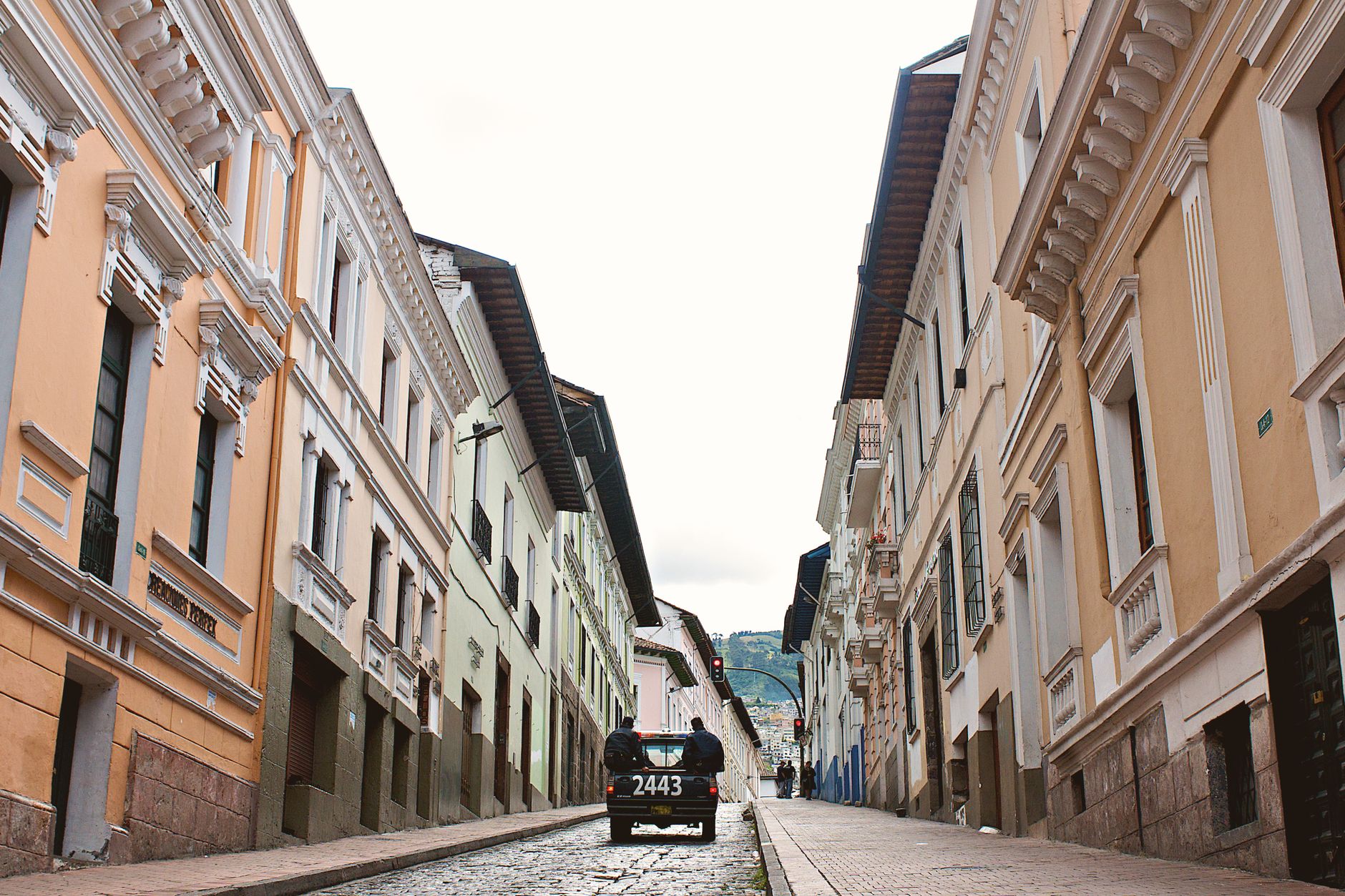 Koloniální historické centrum Quita s barokními kostely a dlážděnými uličkami v Ekvádoru