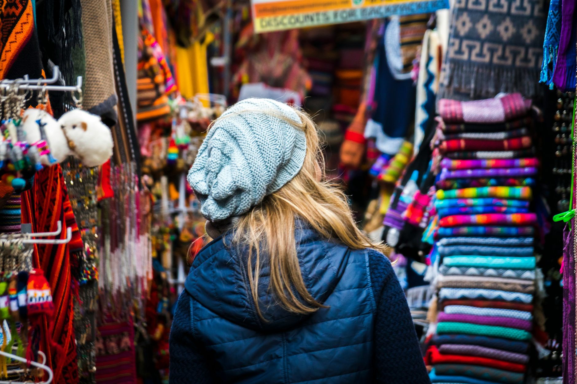 Pestrobarevný indiánský textil a ponča na trhu v Otavalu v Ekvádoru