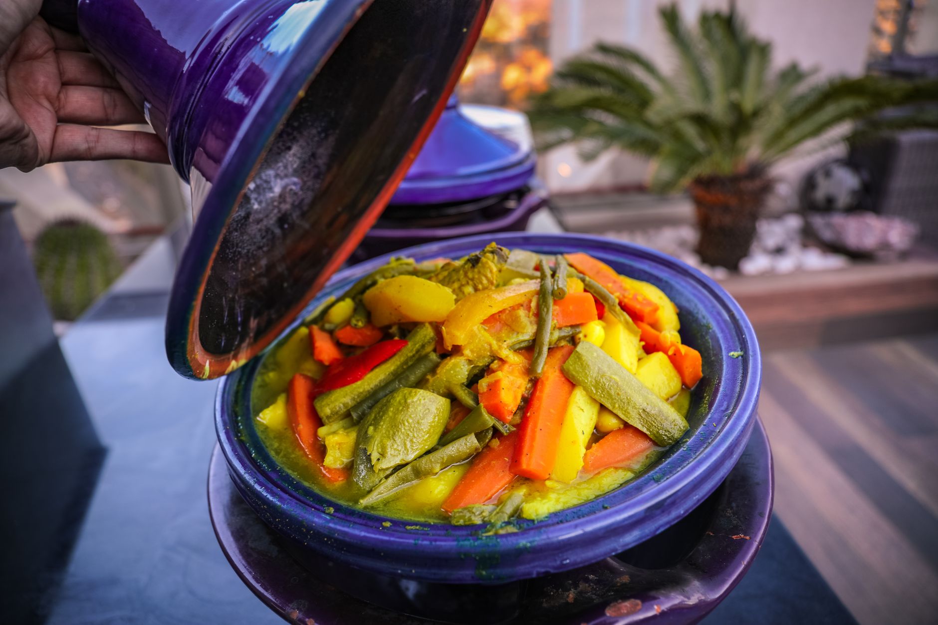 Tradiční marocké jídlo tajine s masem a zeleninou v kuželovité nádobě