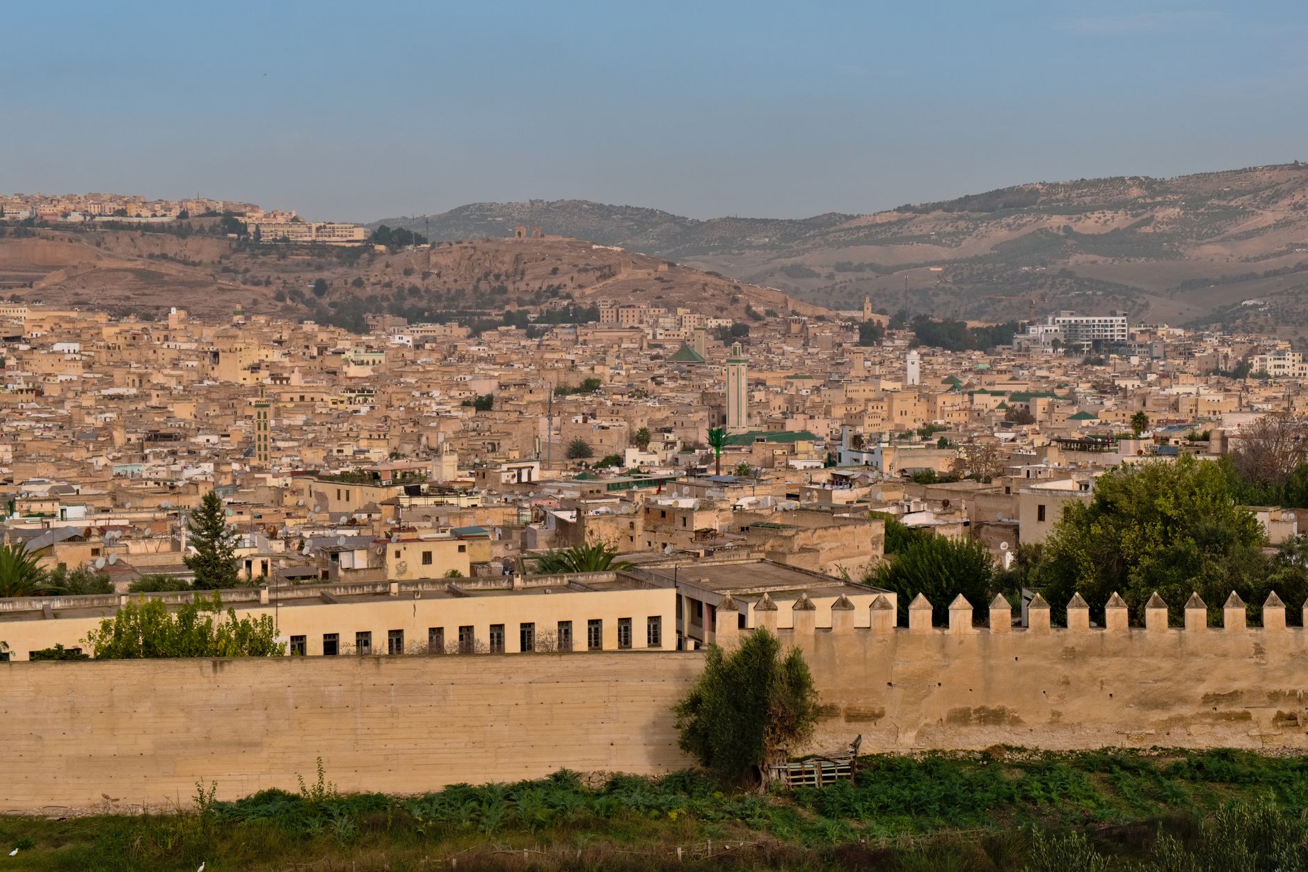 Panorama starého města Fés el-Bali s minarety a střechami medíny v Maroku