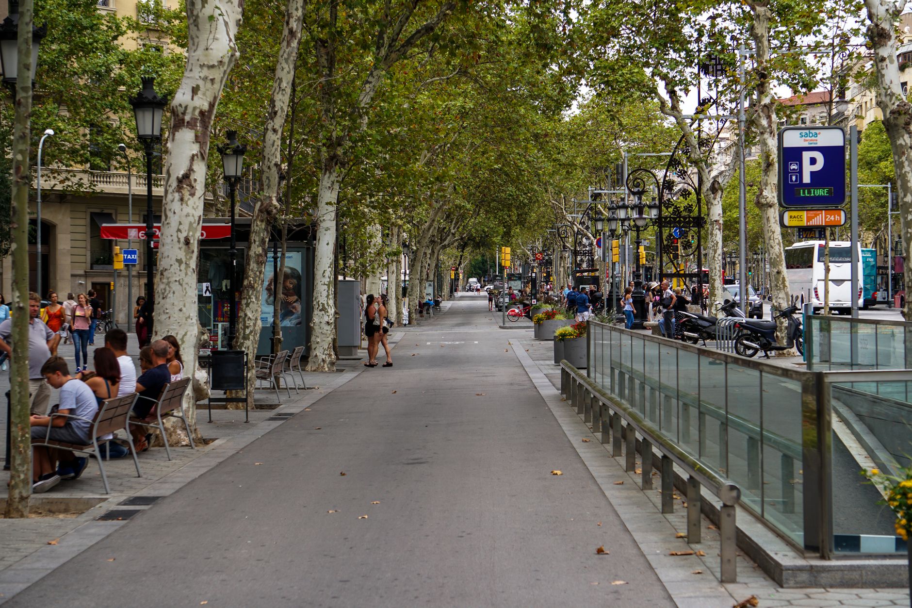 Promenáda Rambla ve Figueres lemovaná platany a kavárnami za slunečného dne