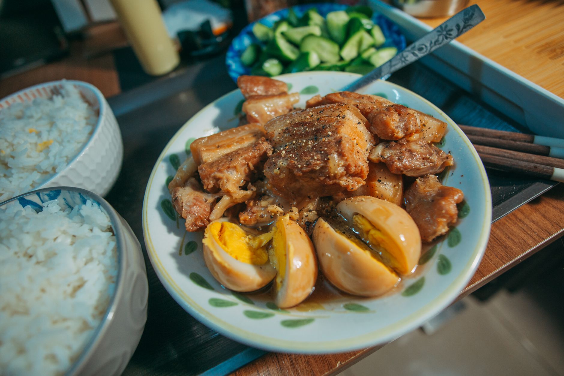 Talíř filipínského jídla adobo s rýží a dušeným masem v sójové omáčce