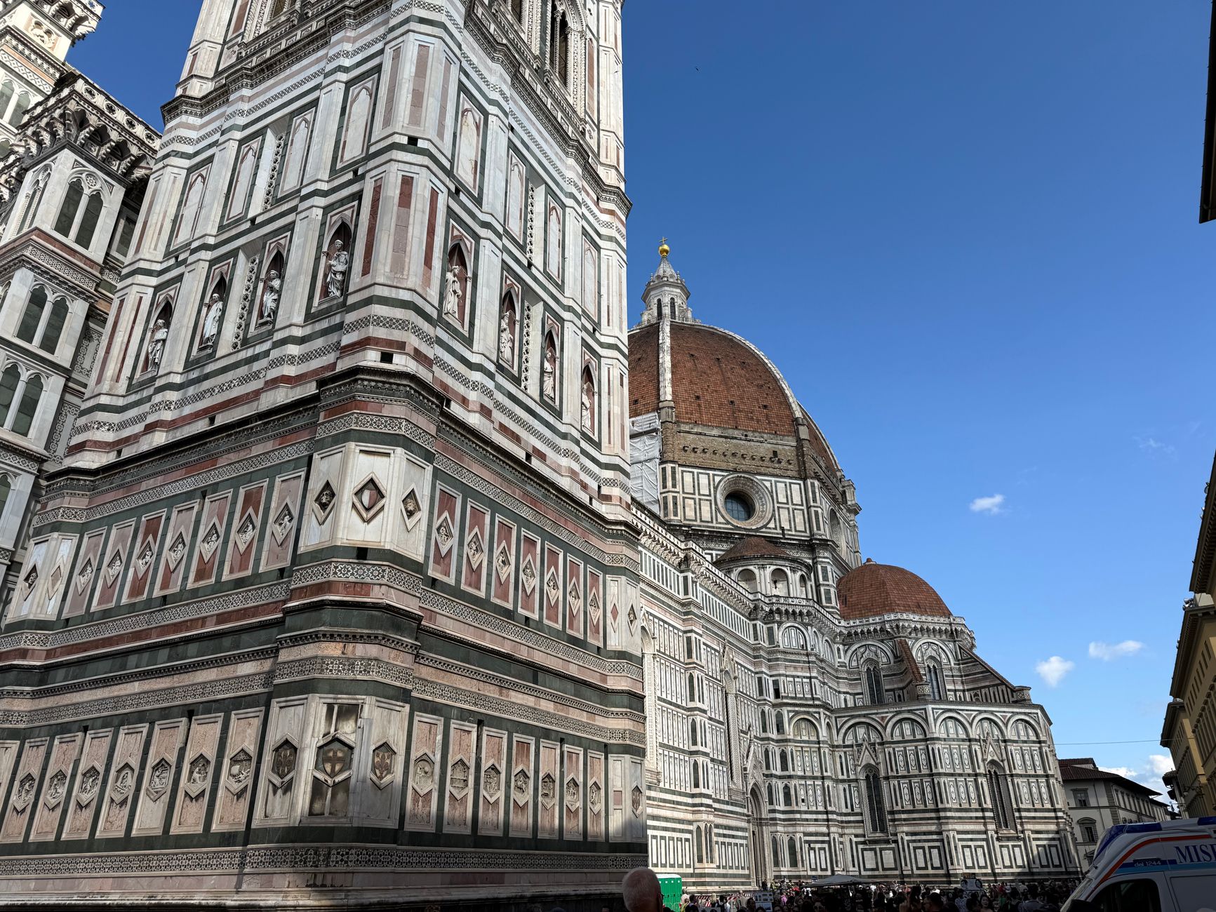 Kupole katedrály Santa Maria del Fiore ve Florencii s mramorovou fasádou a zvonicí Giotto