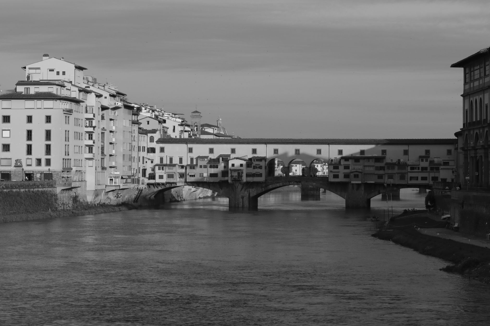 Středověký most Ponte Vecchio přes řeku Arno ve Florencii se zlatnickými krámky za ranního světla