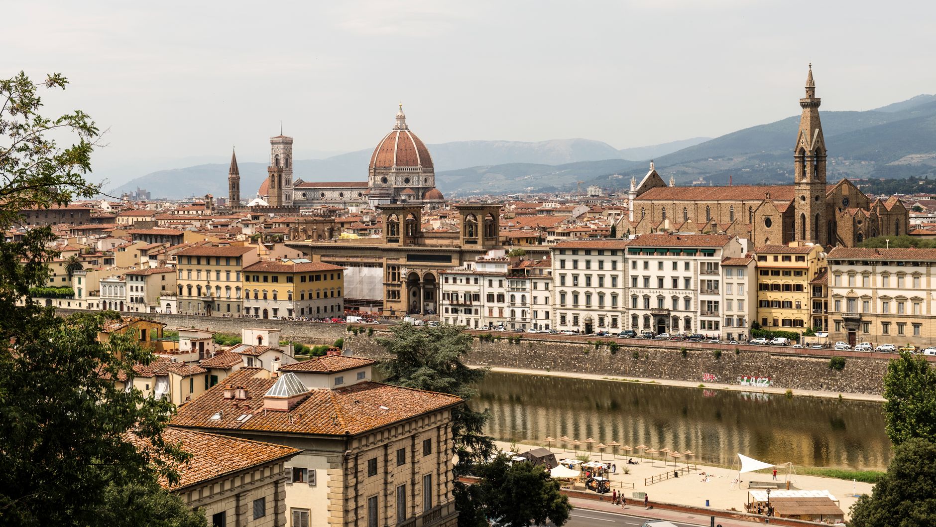 Panorama Florencie z vyhlídky Piazzale Michelangelo s kupolí katedrály a řekou Arno za západu slunce