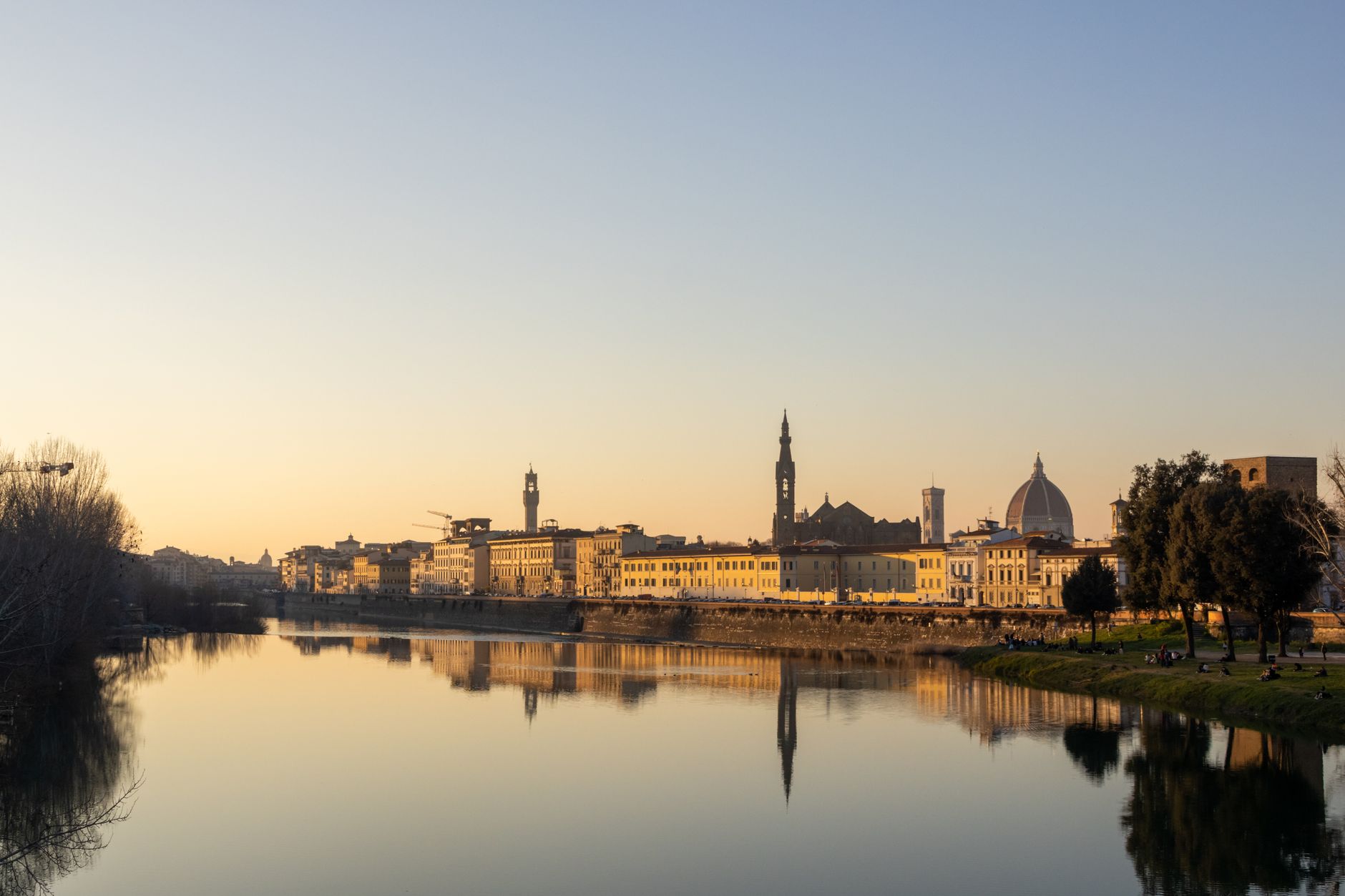 Panorama Florencie s kupolí katedrály Santa Maria del Fiore a věží Palazzo Vecchio za soumraku