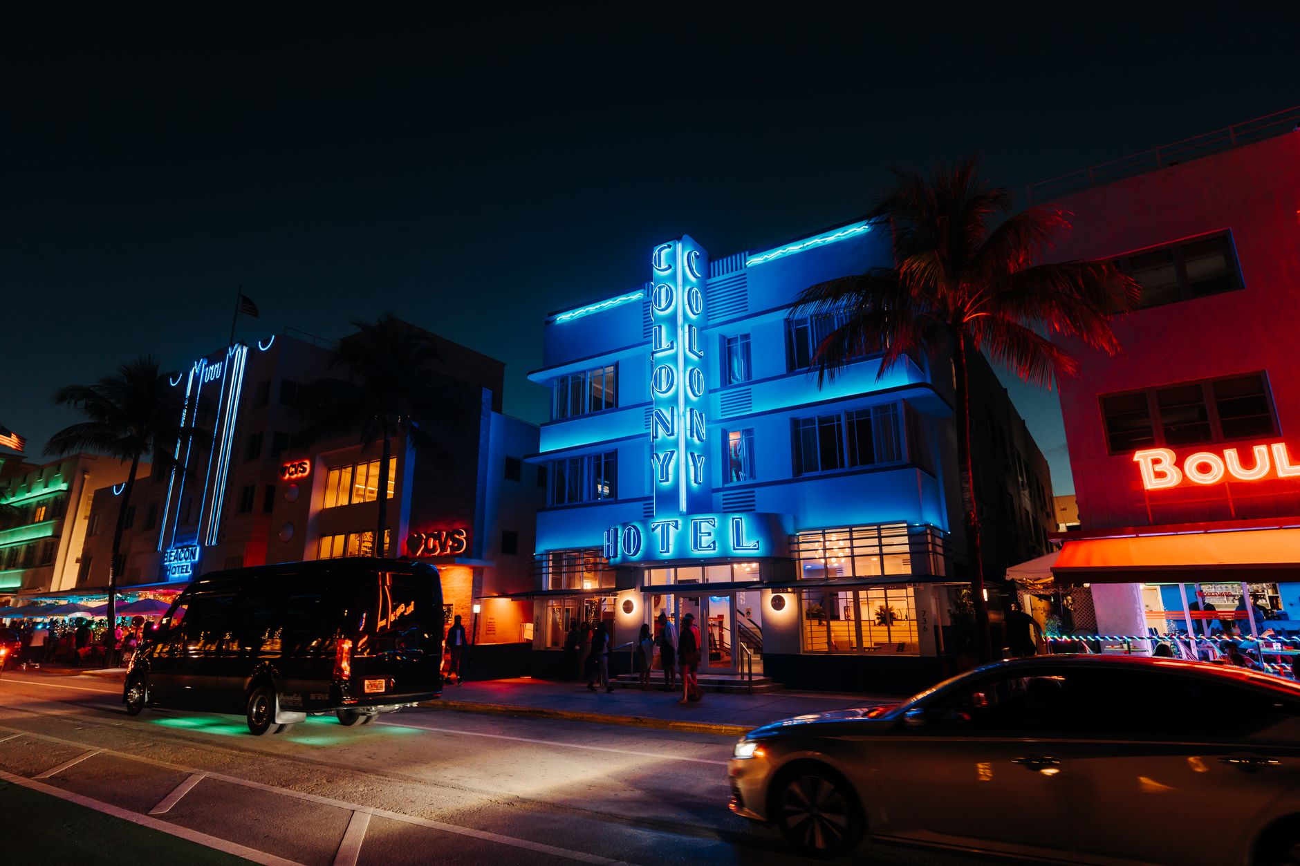 Pastelové art deco budovy na Ocean Drive v South Beach v Miami za slunečného dne