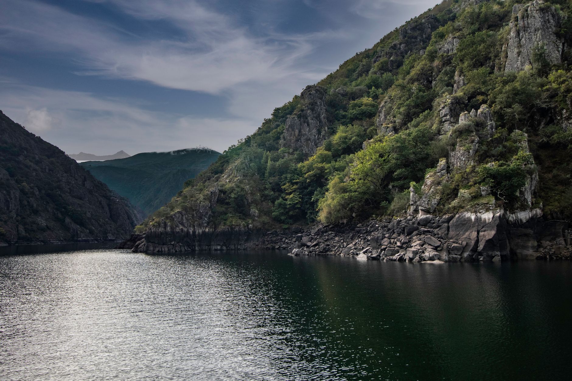 Zelené terasovité vinice nad kaňonem řeky Sil v oblasti Ribeira Sacra ve vnitrozemí Galicie