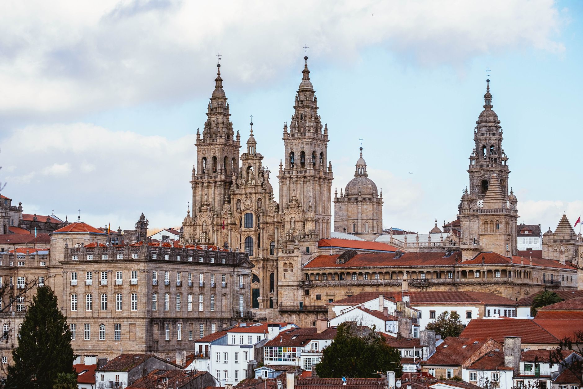 Katedrála v Santiago de Compostela s barokními věžemi nad náměstím Praza do Obradoiro v Galicii