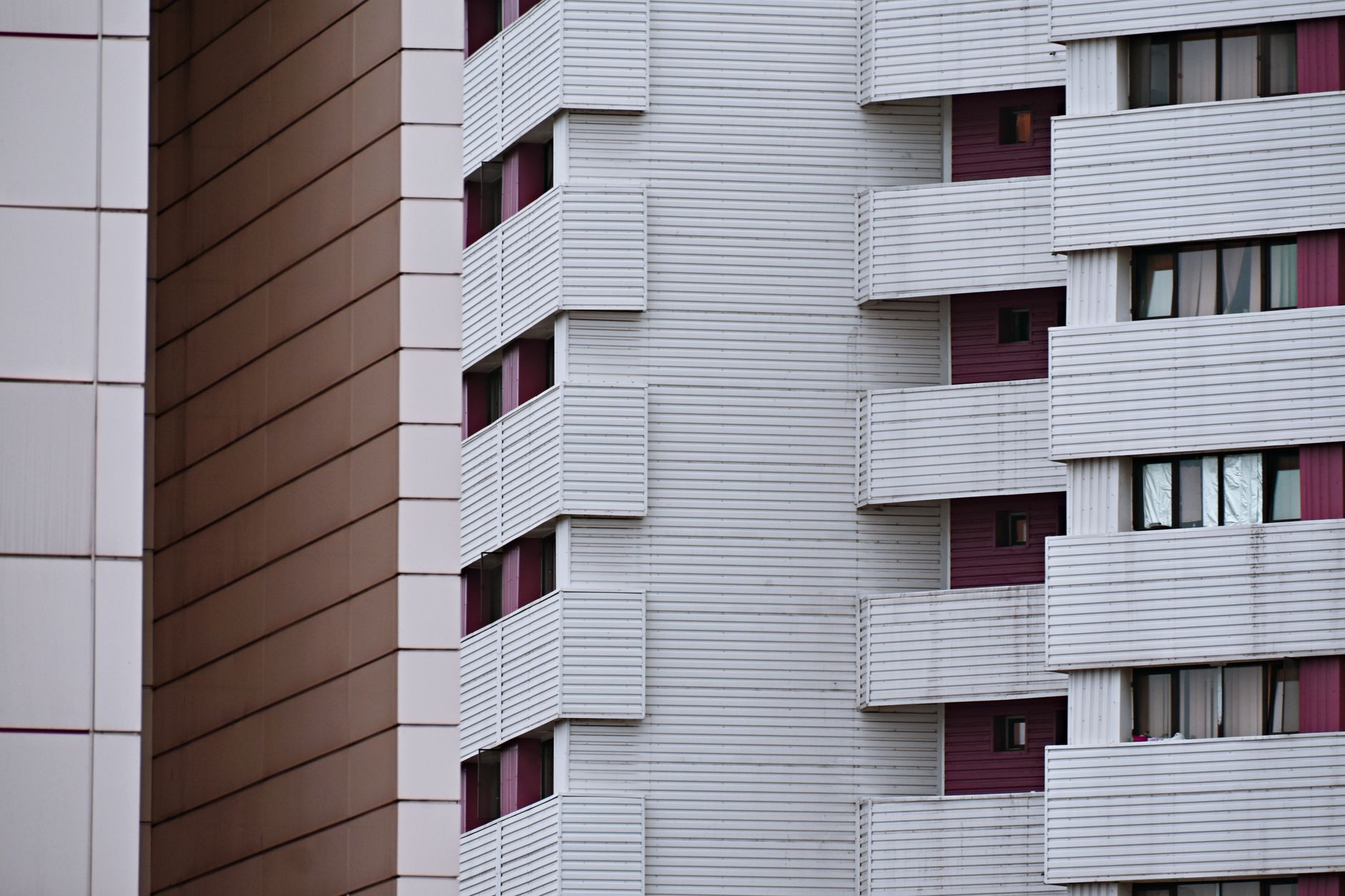 Modernistická meziválečná architektura v centru Gdyně se světlými fasádami