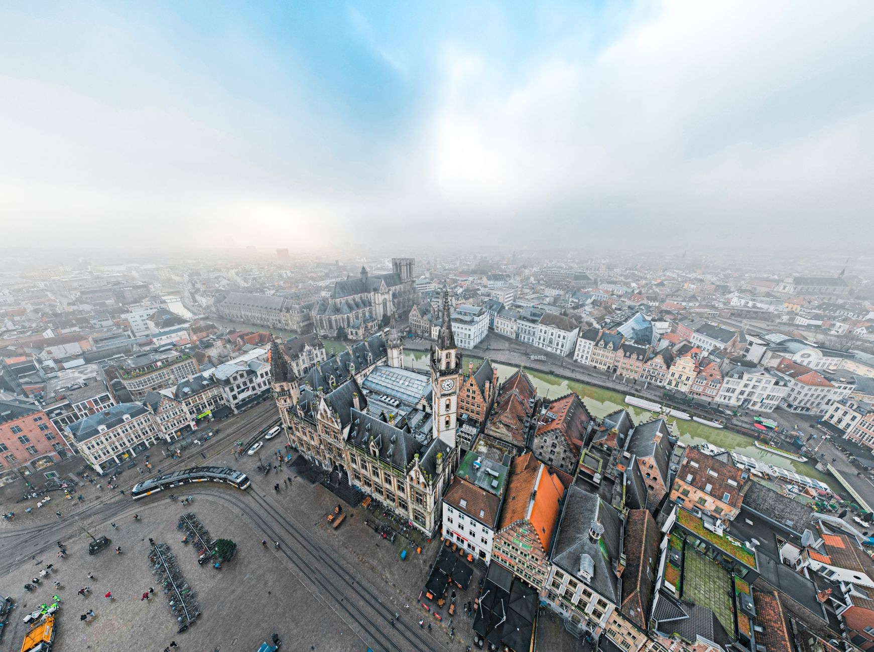Panorama Gentu se třemi věžemi a historickými domy nad řekou Leie za soumraku