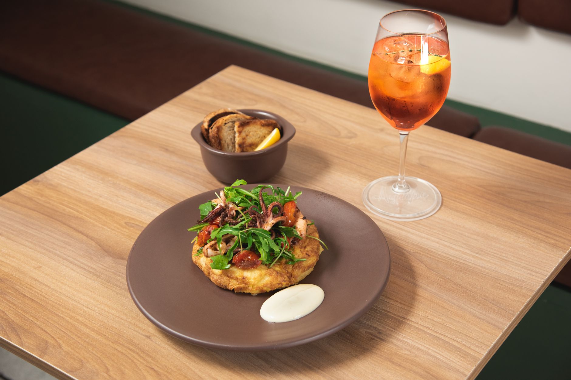 Talíř katalánských tapas s mořskými plody a sklenkou vína