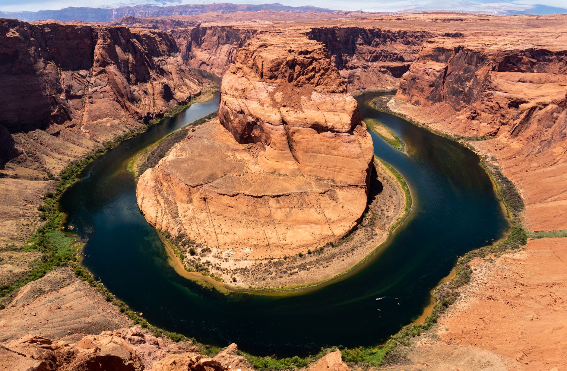 Klikatící se řeka Colorado hluboko na dně Grand Canyonu mezi skalními útvary