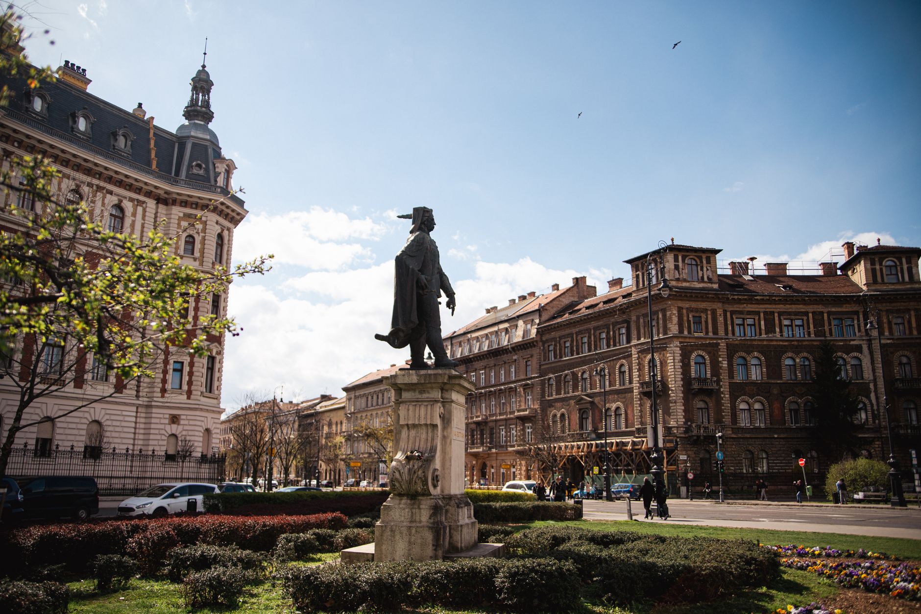 Barokní náměstí v historickém centru Győru s mariánským sloupem a fasádami měšťanských domů