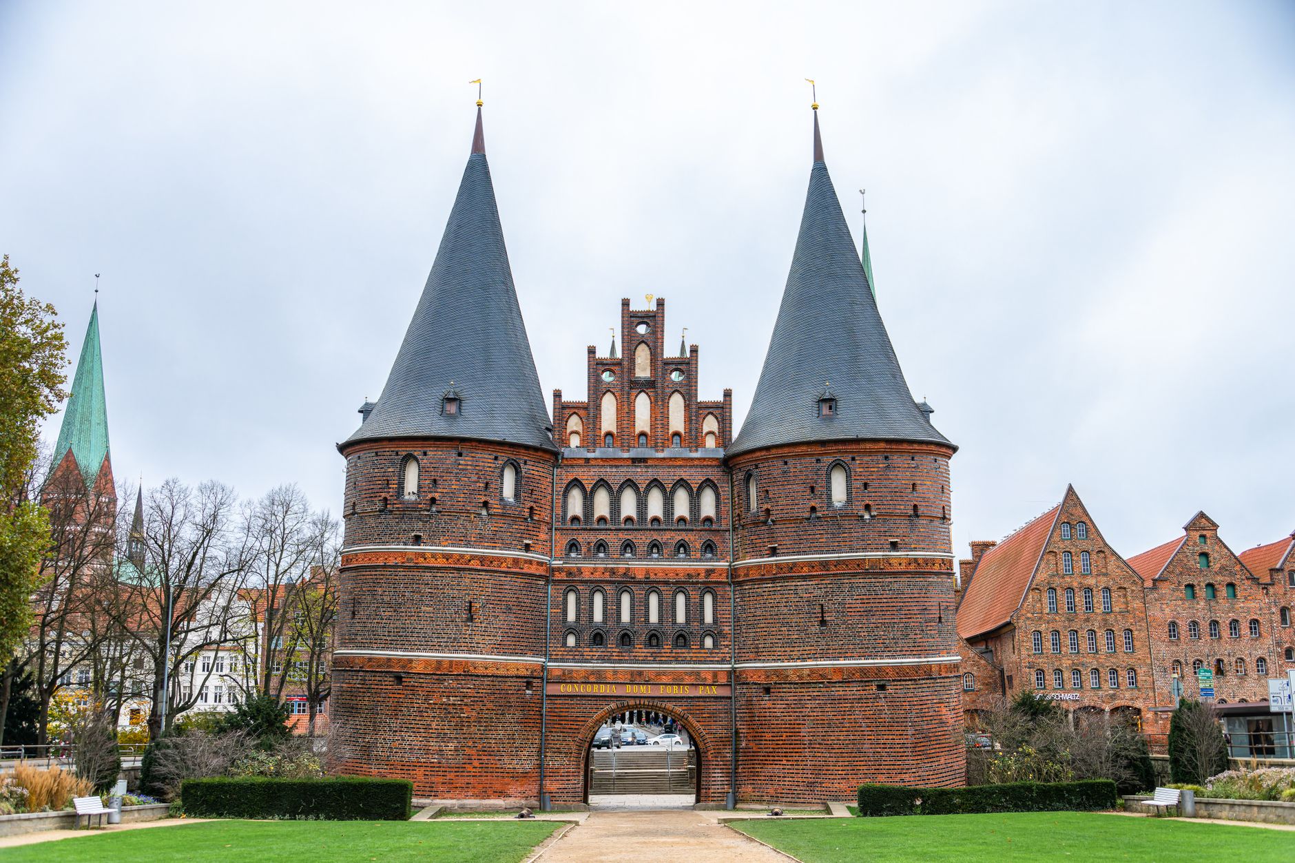 Cihlová brána Holstentor v hanzovním Lübecku kousek od Hamburku