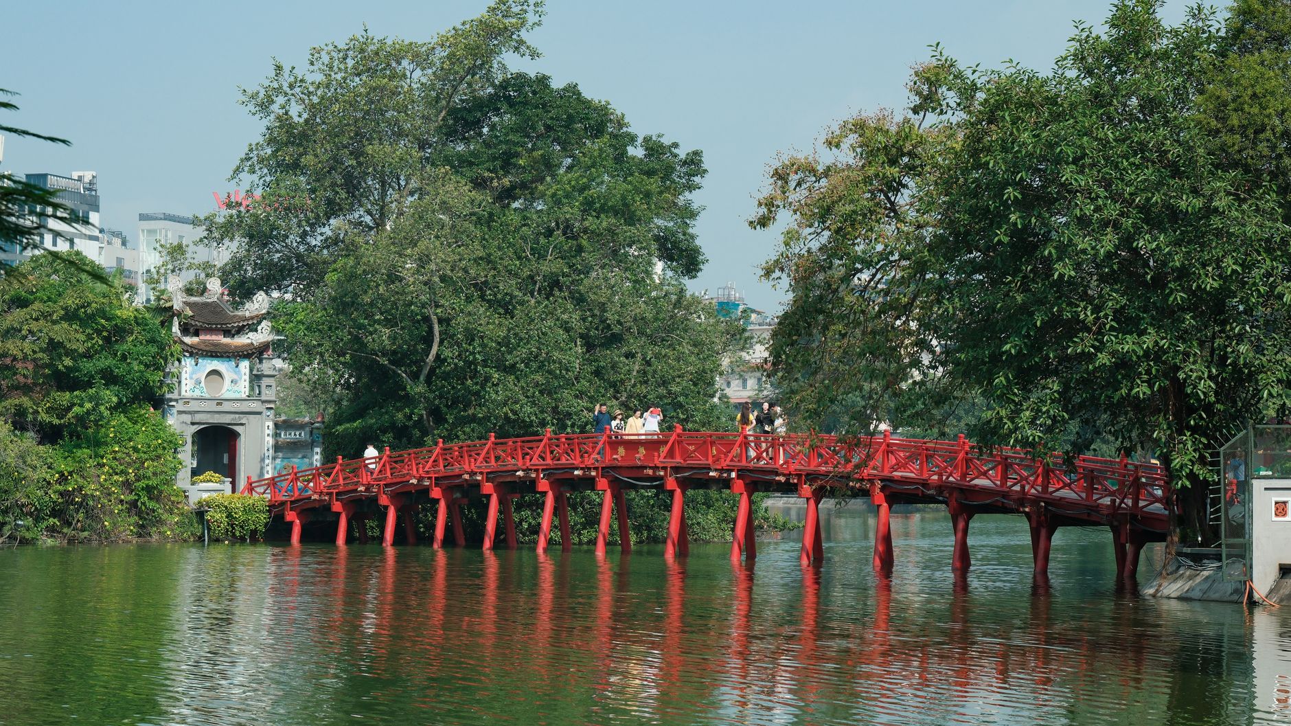 Červený most The Huc vedoucí přes jezero Hoan Kiem k chrámu Ngoc Son v centru Hanoje