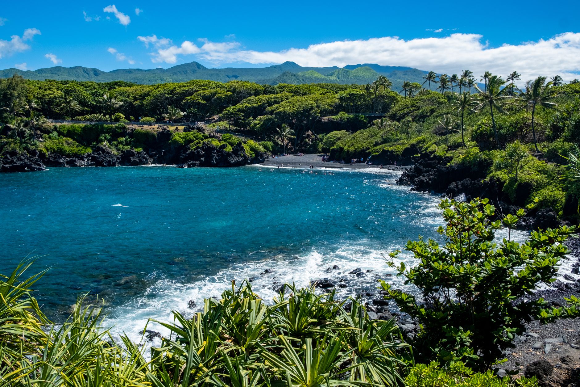Klikatá pobřežní silnice Road to Hana na ostrově Maui lemovaná tropickou vegetací
