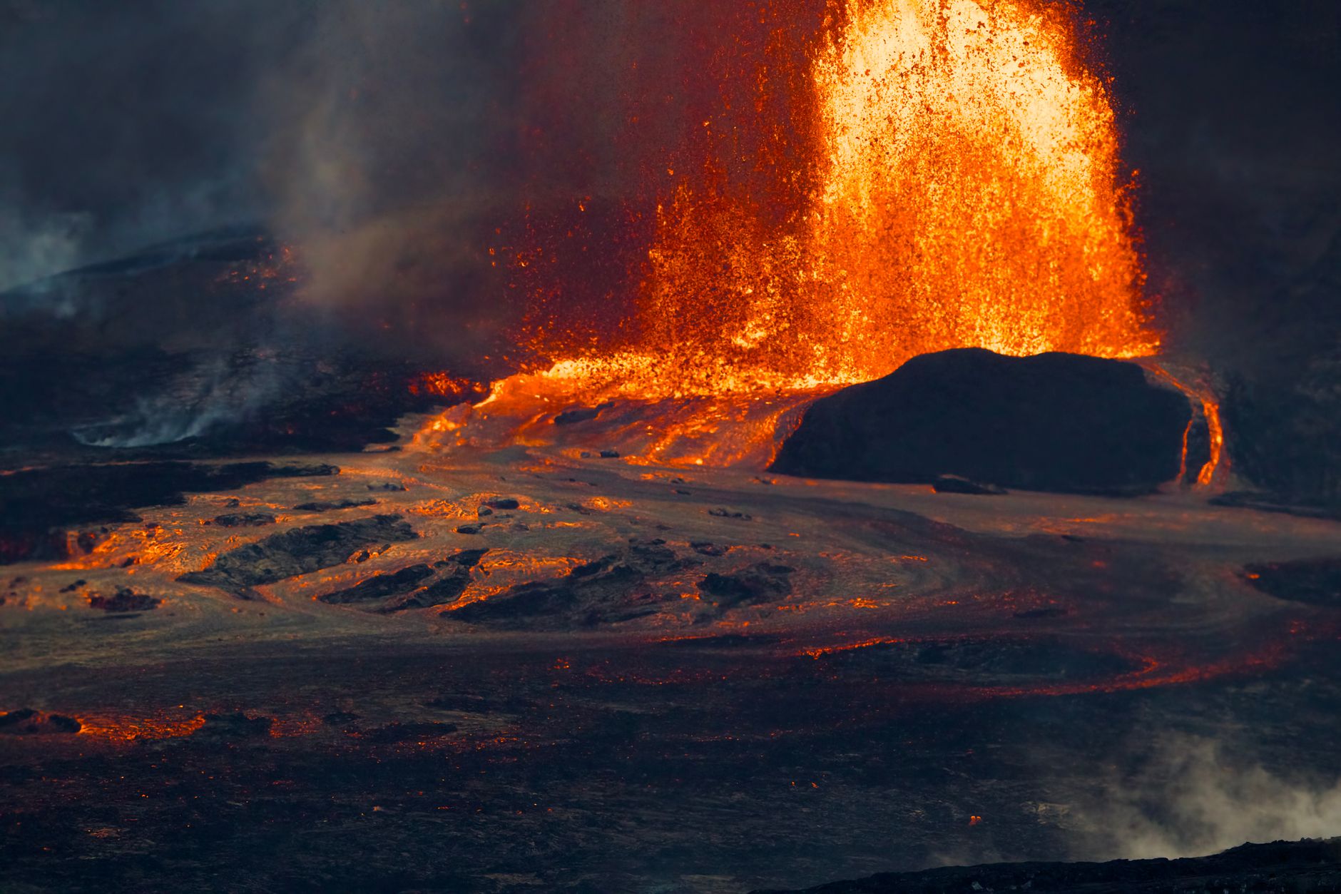 Tekoucí láva a sopečná krajina v národním parku Hawaii Volcanoes na Big Islandu