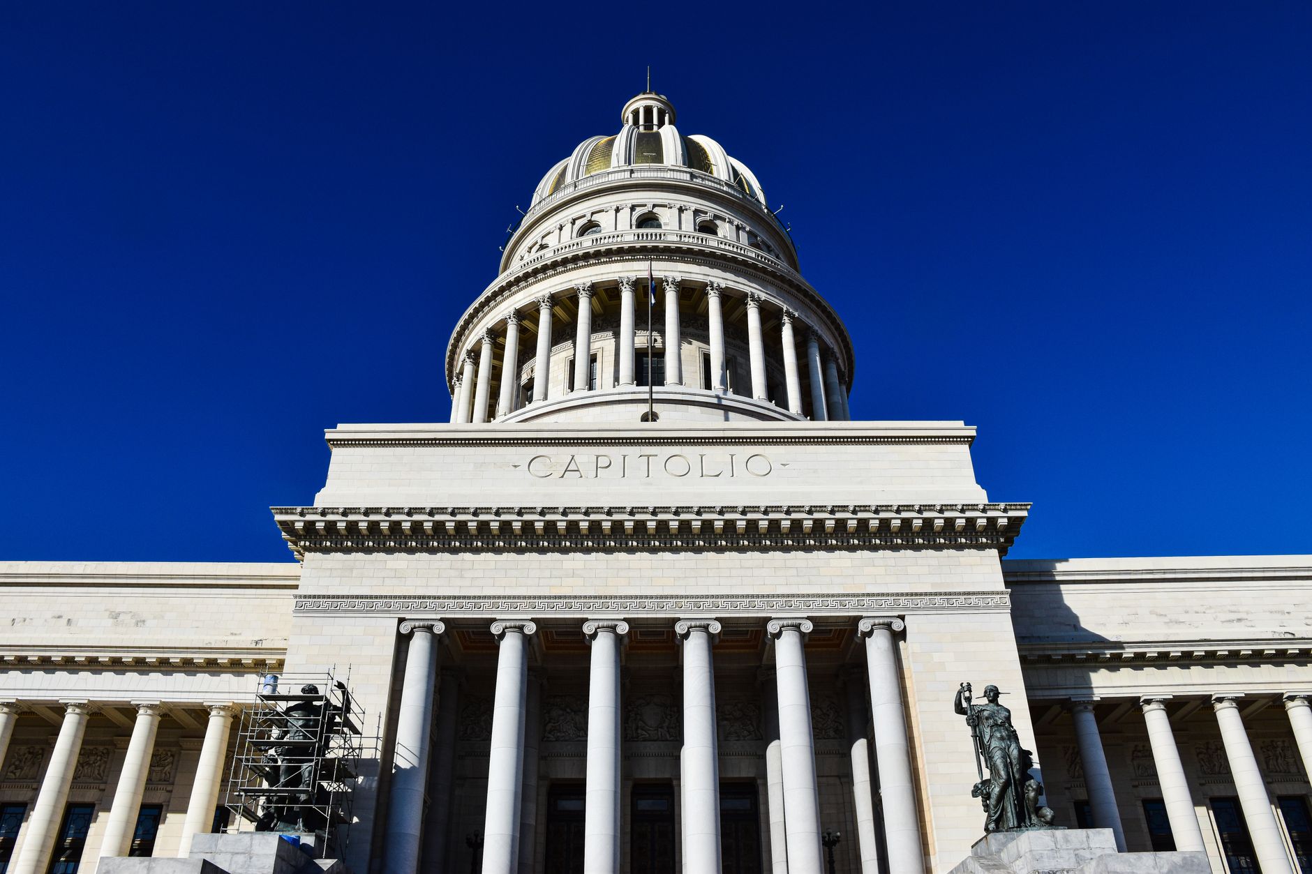 Budova Capitolio v Havaně s kupolí připomínající americký Kapitol
