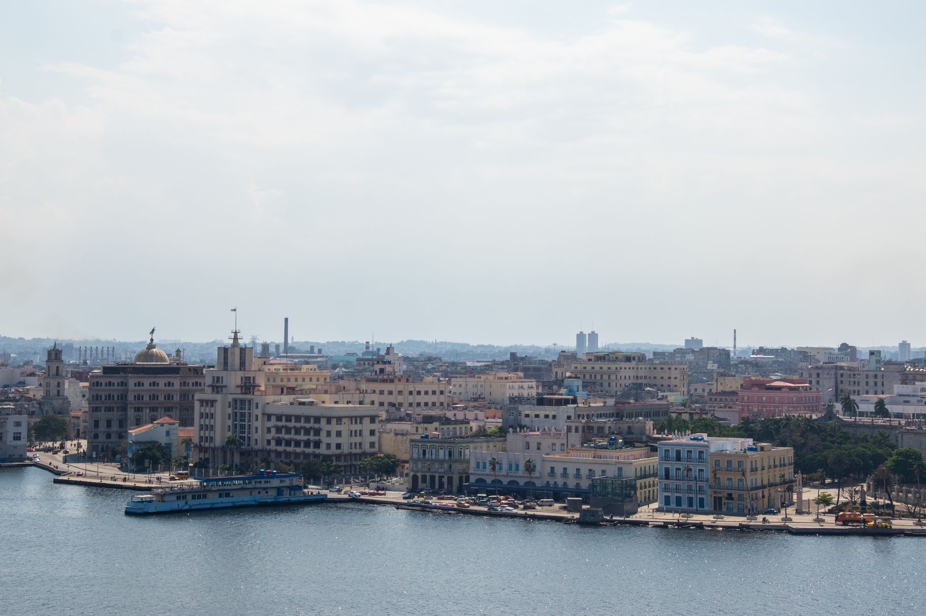 Panorama Staré Havany s historickými fasádami a klasickými americkými automobily podél nábřeží Malecón