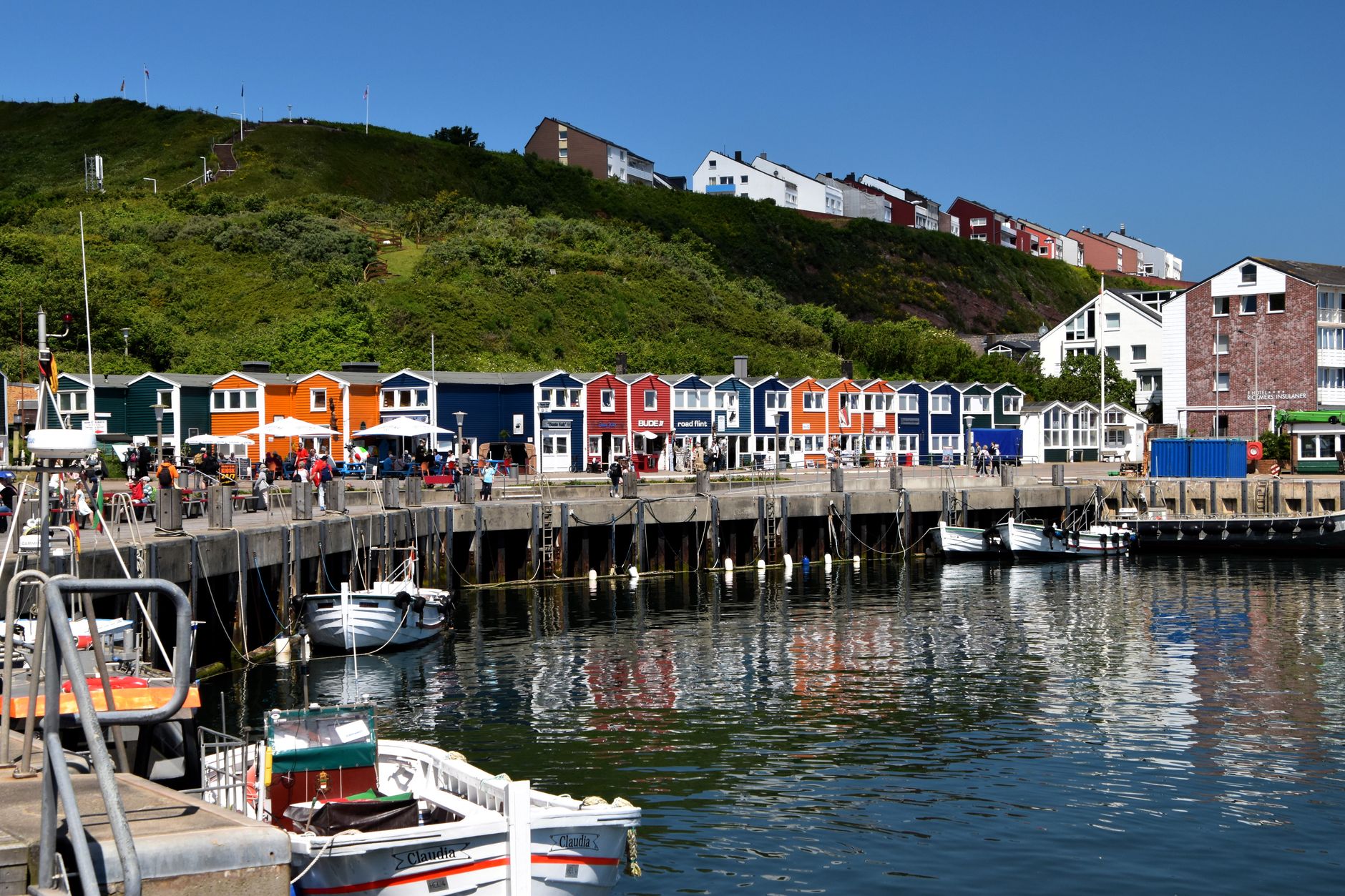 Pohled na přístav a barevné domy dolního města Unterland na ostrově Helgoland