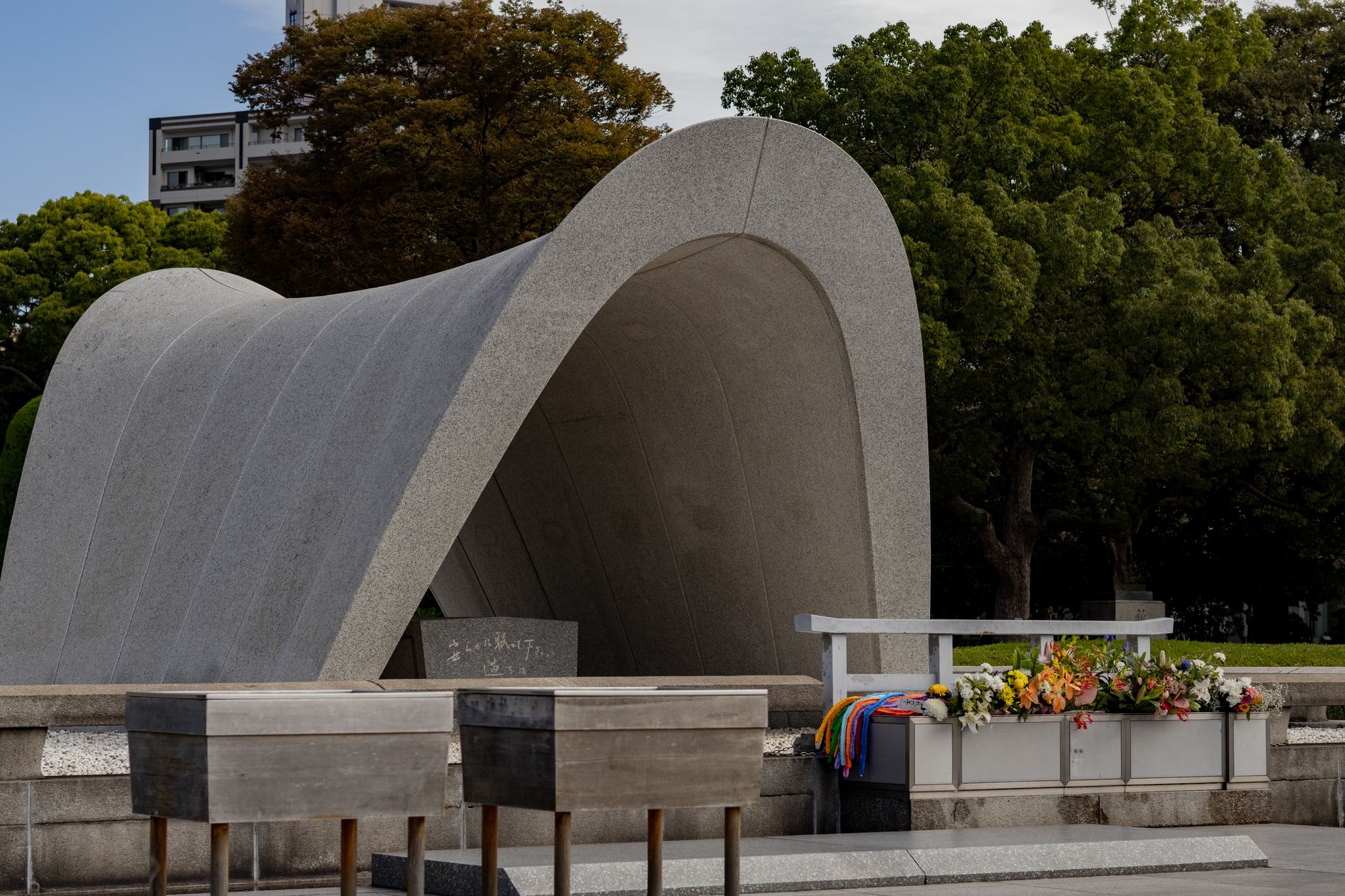 Mírový památkový park v Hirošimě s kenotafem a Mírovým plamenem