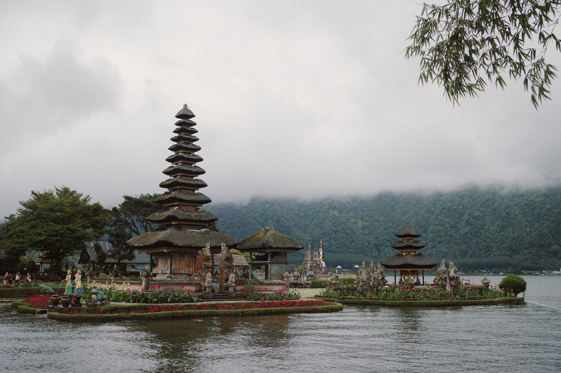 Chrám Pura Ulun Danu Bratan na hladině jezera na Bali s horami v pozadí