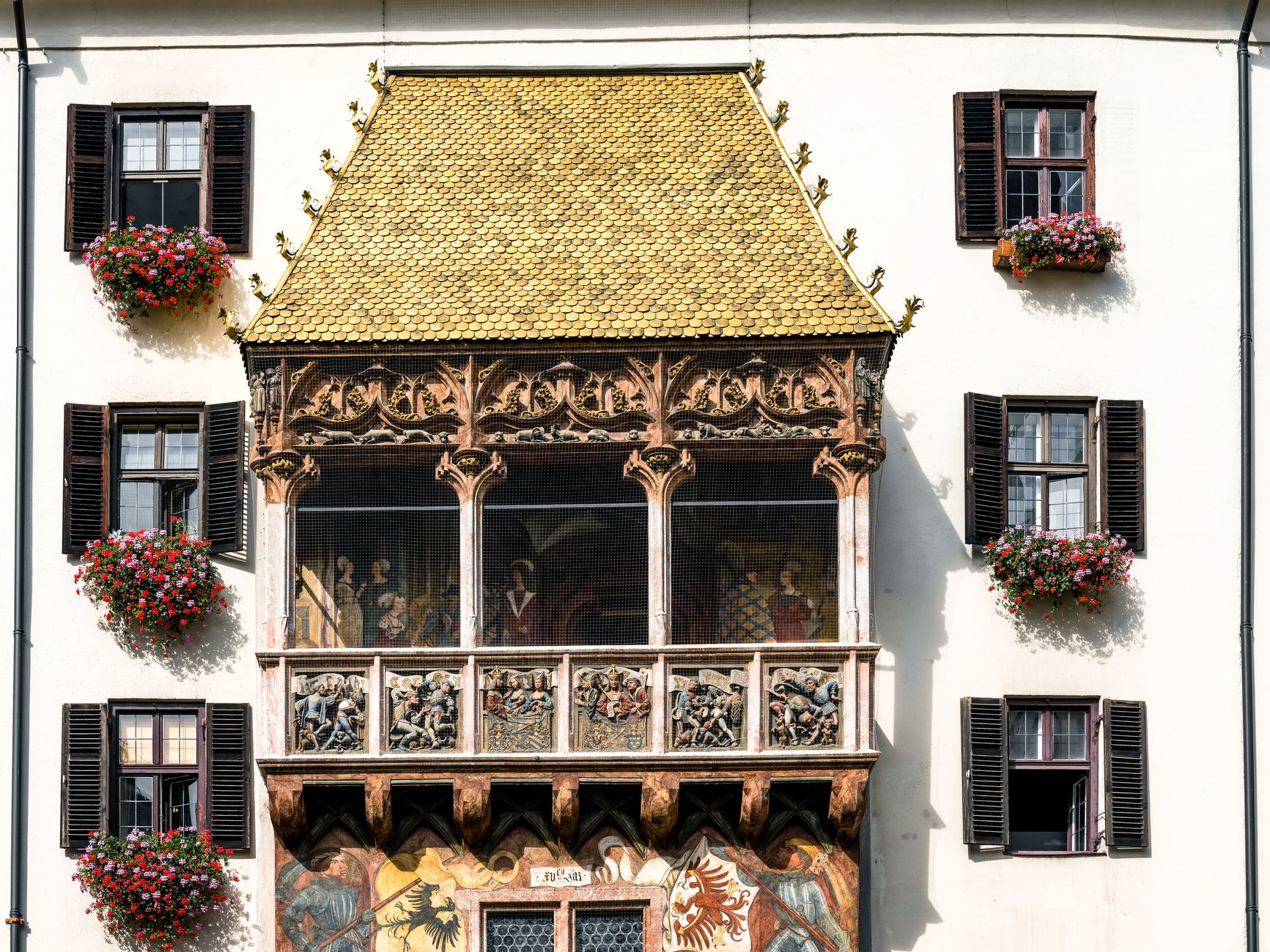Zlatá stříška Goldenes Dachl v historickém centru Innsbrucku s pozdně gotickým arkýřem pokrytým měděnými šindeli