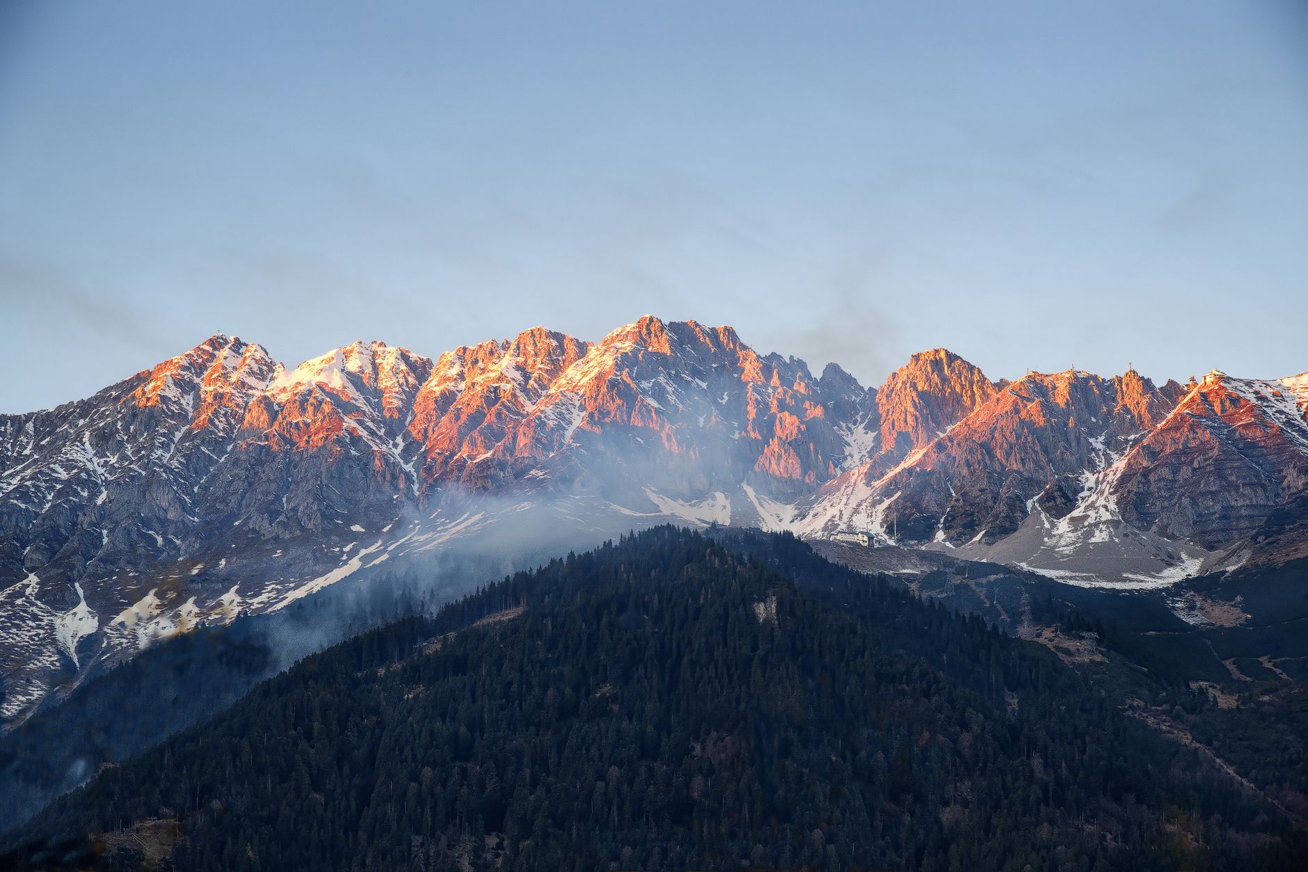 Pohled z hřebene Hafelekar na panorama Innsbrucku ležícího v údolí pod alpskými vrcholy Severního řetězce