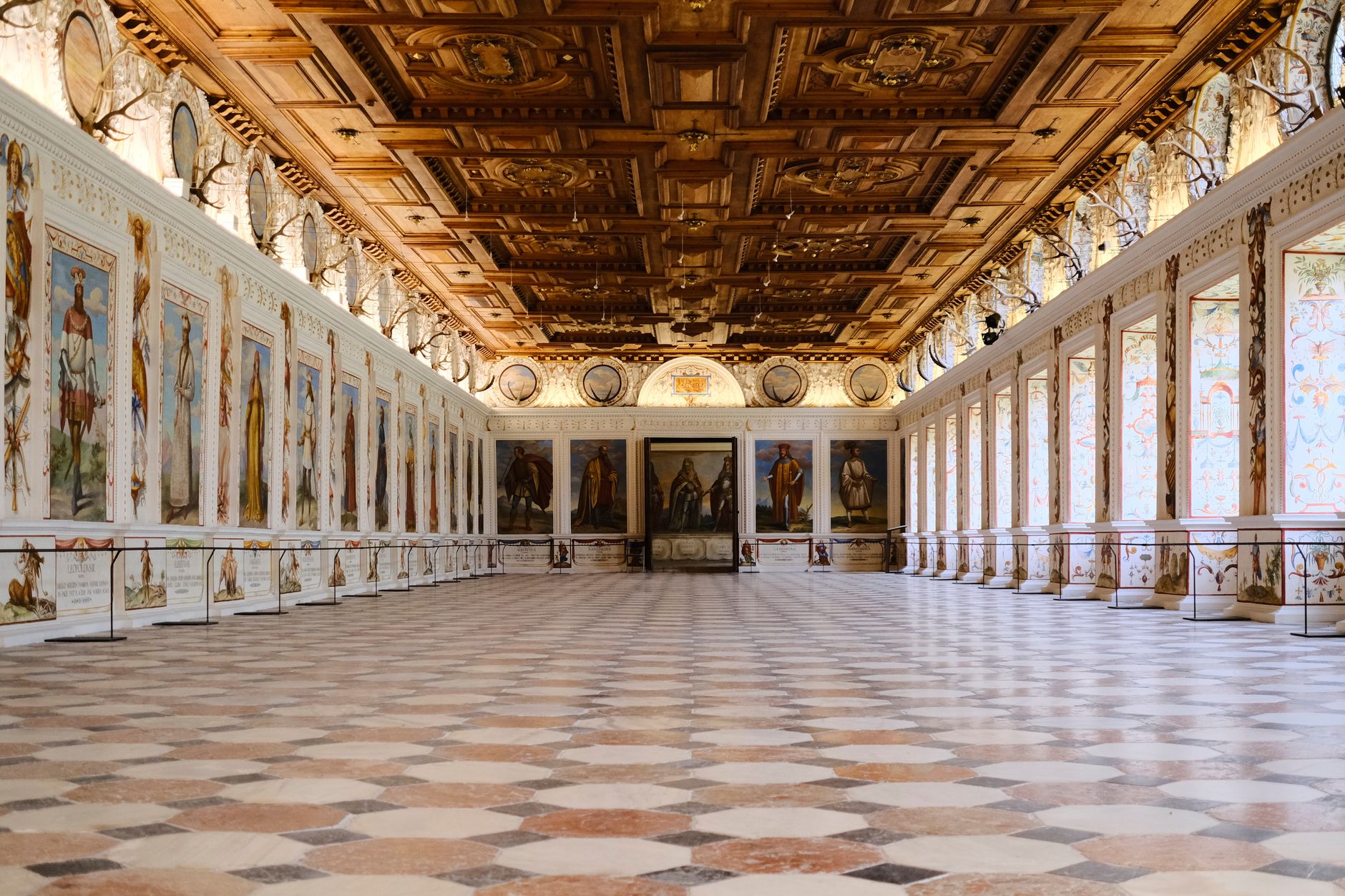 Reprezentační sál v císařském paláci Hofburg v Innsbrucku se zlacenou výzdobou a freskami na stropě z doby Marie Terezie