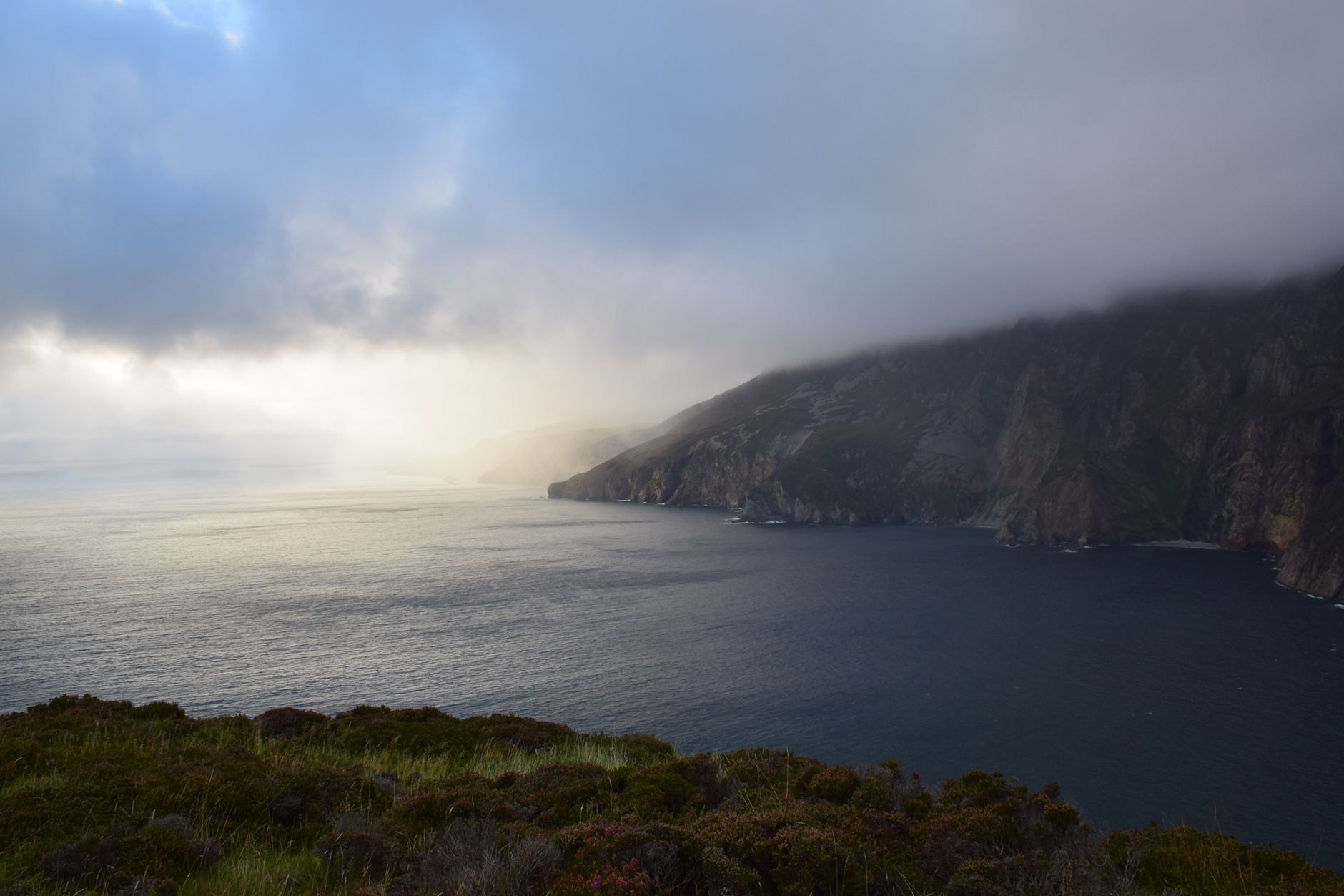 Skalnatý mořský útes Slieve League spadající do rozbouřeného Atlantského oceánu v Donegalu