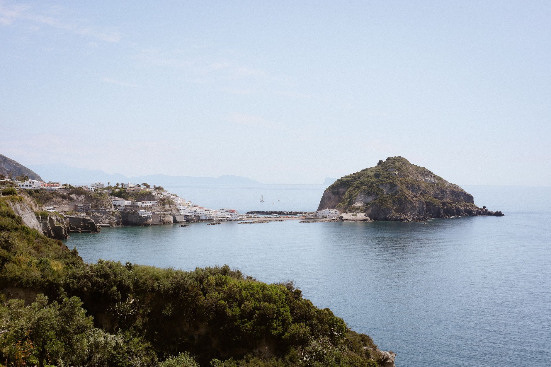 Hrad Aragonese na skalním ostrůvku spojeném s ostrovem Ischia kamenným mostem nad mořem