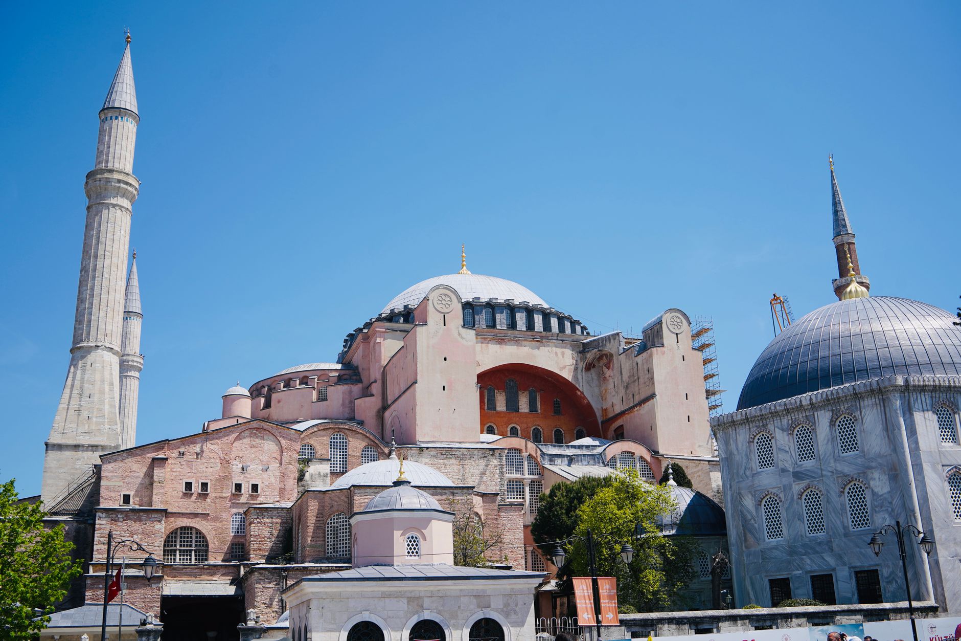Mešita Hagia Sofia v Istanbulu s mohutnou kupolí a minarety za jasného dne