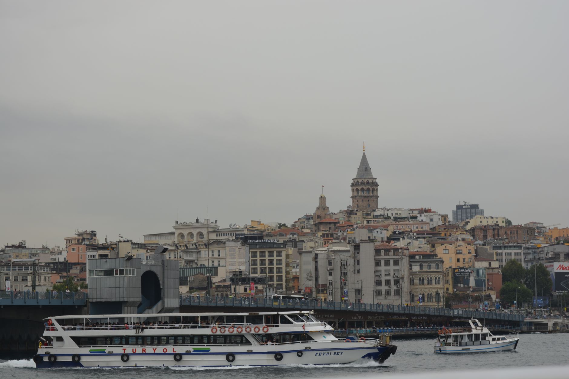 Trajekt na Bosporu v Istanbulu s panoramatem mešit a věží na pozadí za podvečerního světla