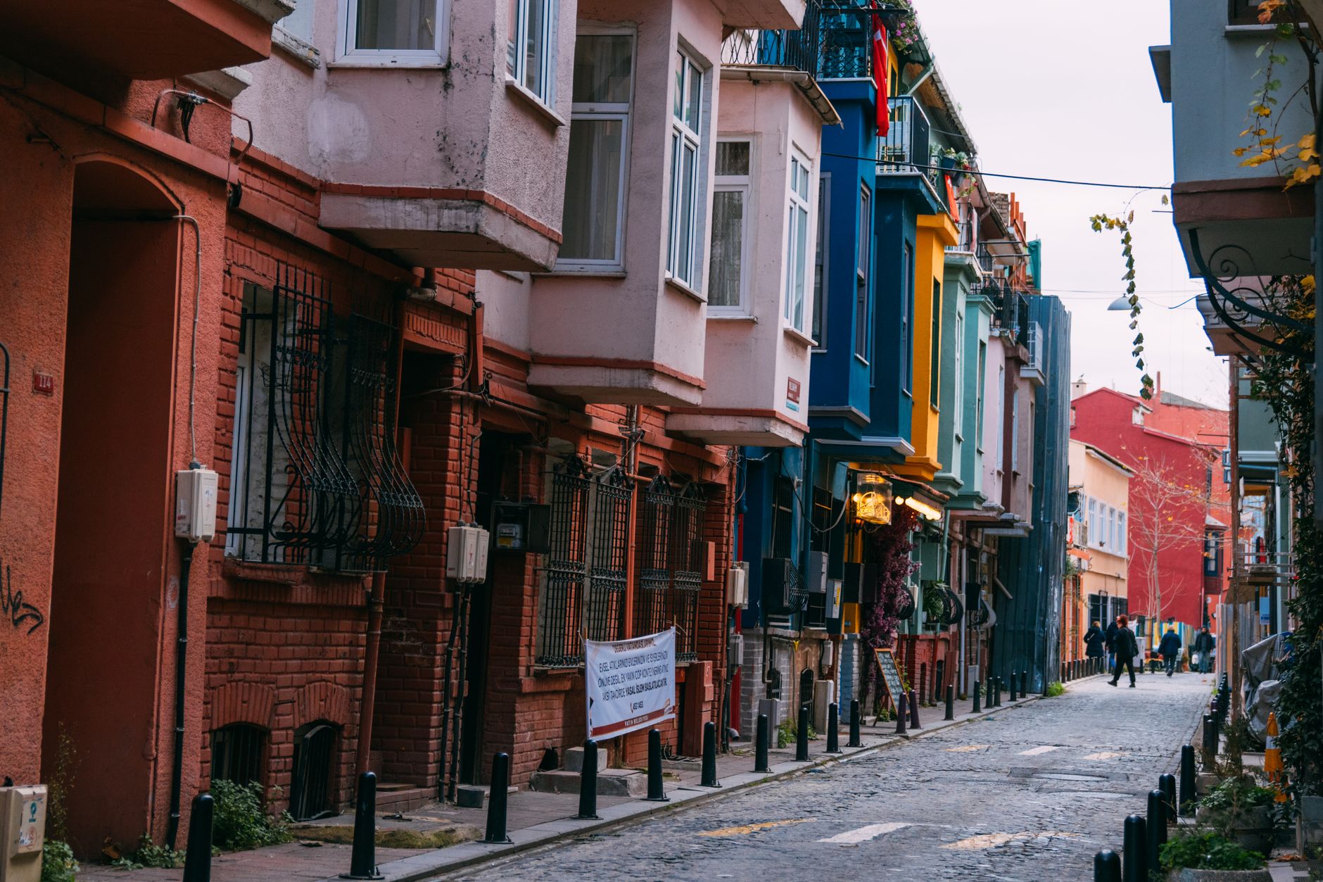 Klenutá ulička Velkého bazaru v Istanbulu s rozsvícenými lampami a barevnými obchody