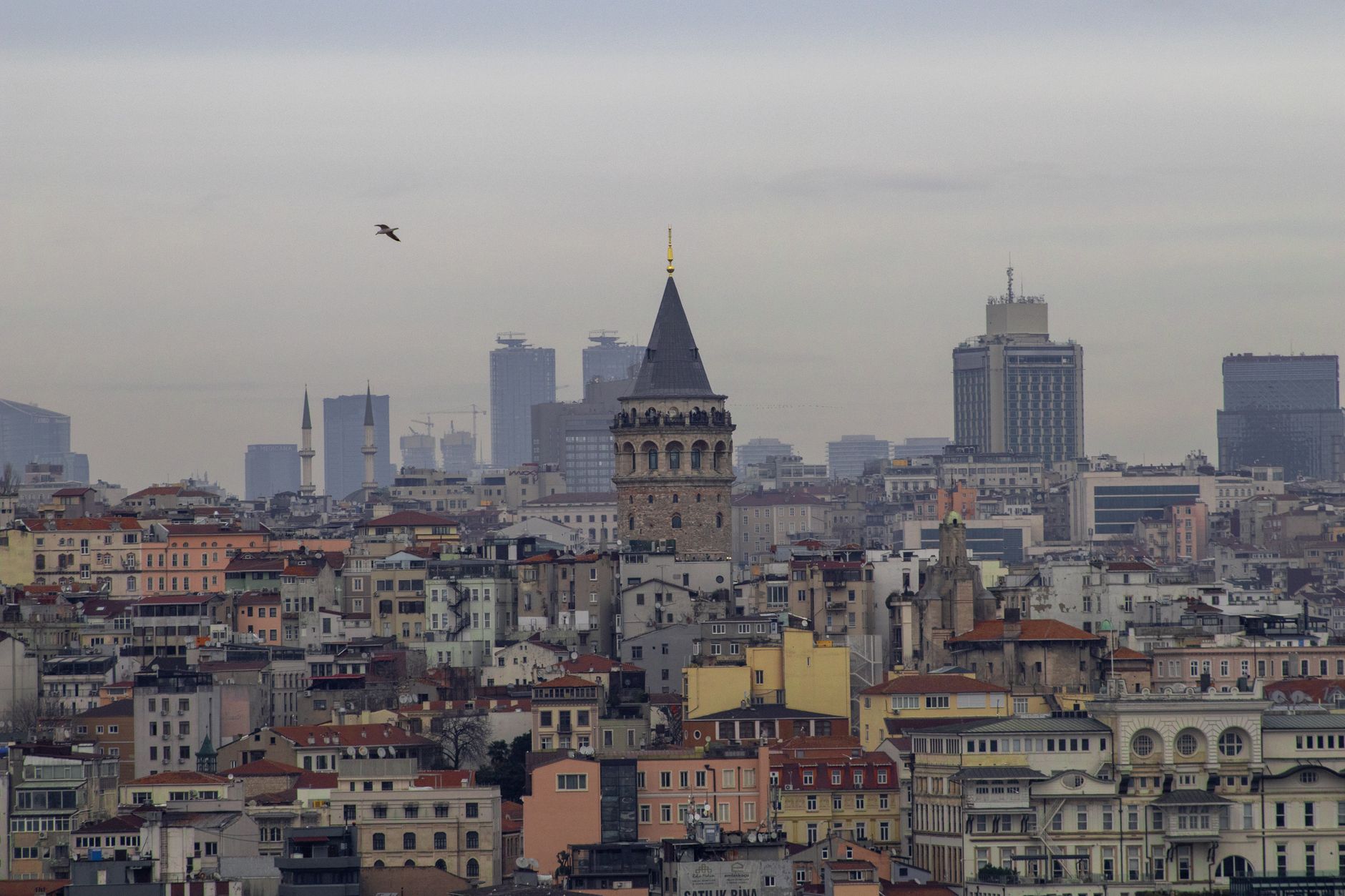 Interiér Cisterny Yerebatan v Istanbulu s nasvícenými sloupy odrážejícími se ve vodě