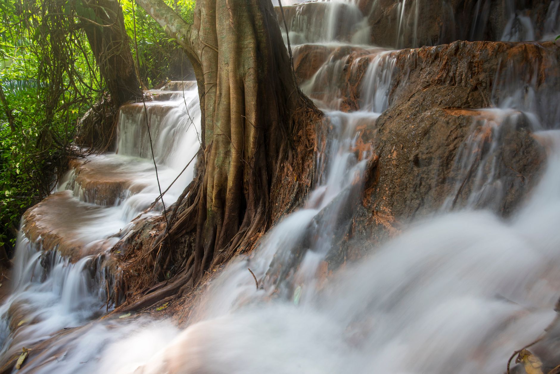 Vodopády Dunn's River Falls na Jamajce s kaskádami stékajícími přes vápencové stupně do moře
