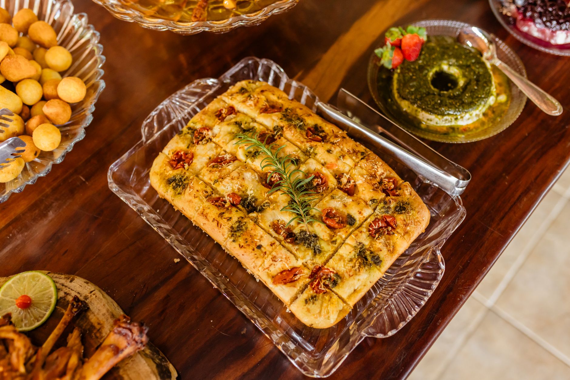 Čerstvá janovská focaccia s olivovým olejem narovnaná na pultu pekárny