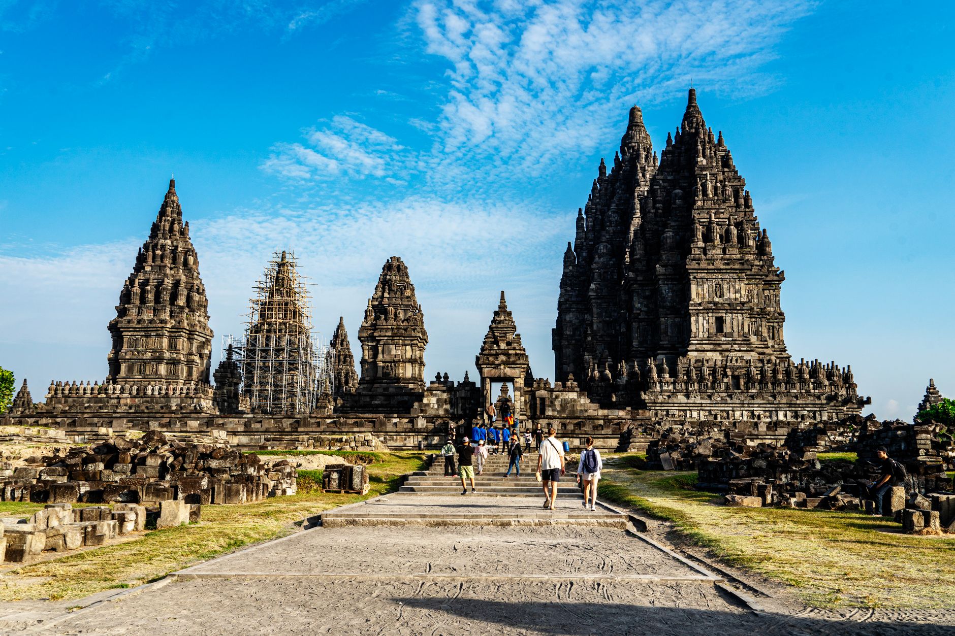 Hinduistický chrámový komplex Prambanan na Jávě se štíhlými kamennými věžemi proti modré obloze