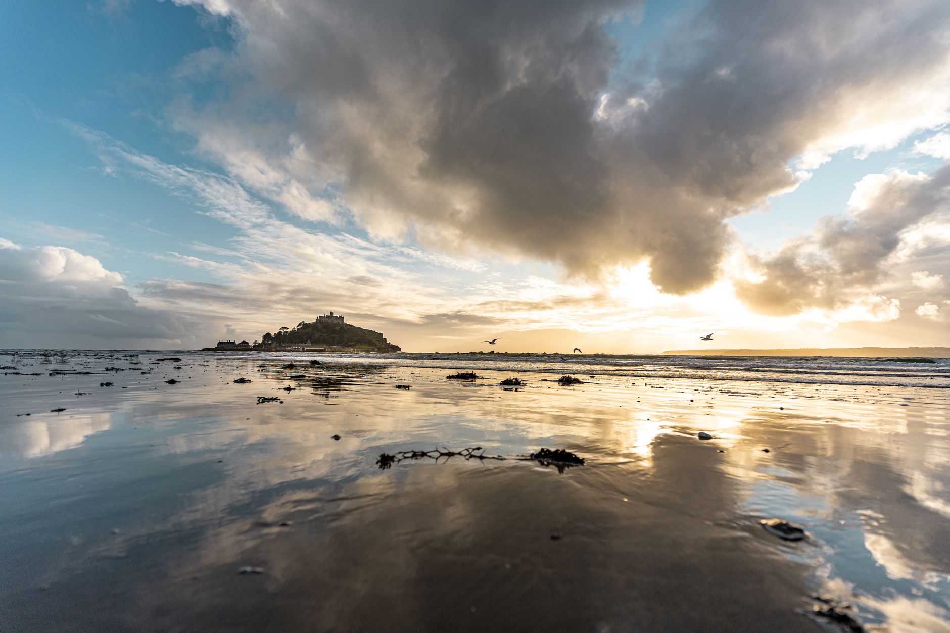 Klášterní ostrov St Michael's Mount s hradem a kamennou hrází u městečka Marazion v Cornwallu