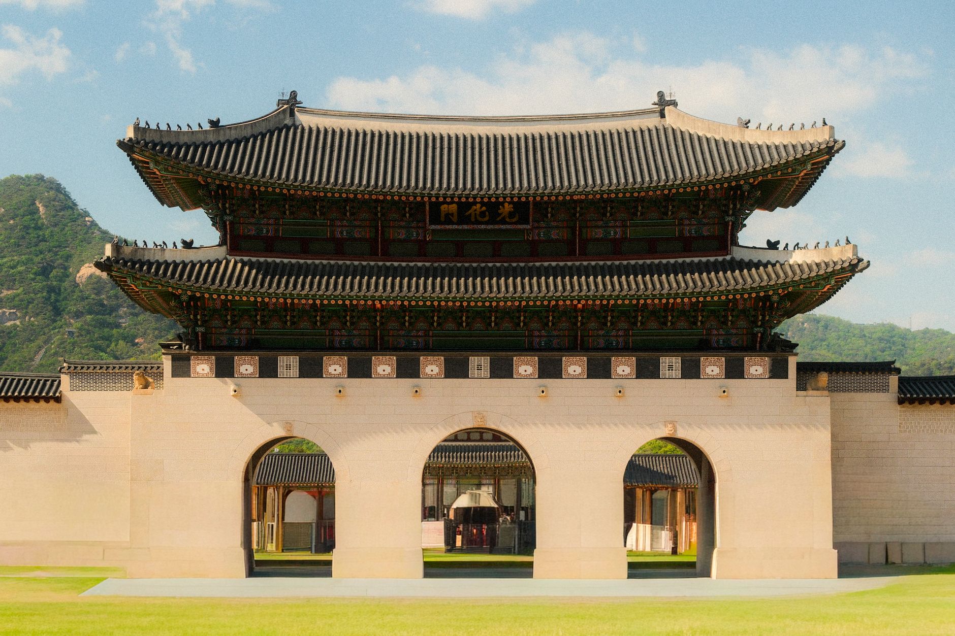 Trůnní sál paláce Gjongbokkung v Soulu s tradiční korejskou architekturou a horami v pozadí
