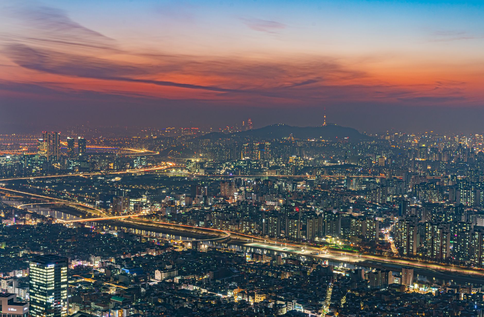 Panorama Soulu s věží N Seoul Tower na vrchu Namsan a mrakodrapy v podvečerním světle