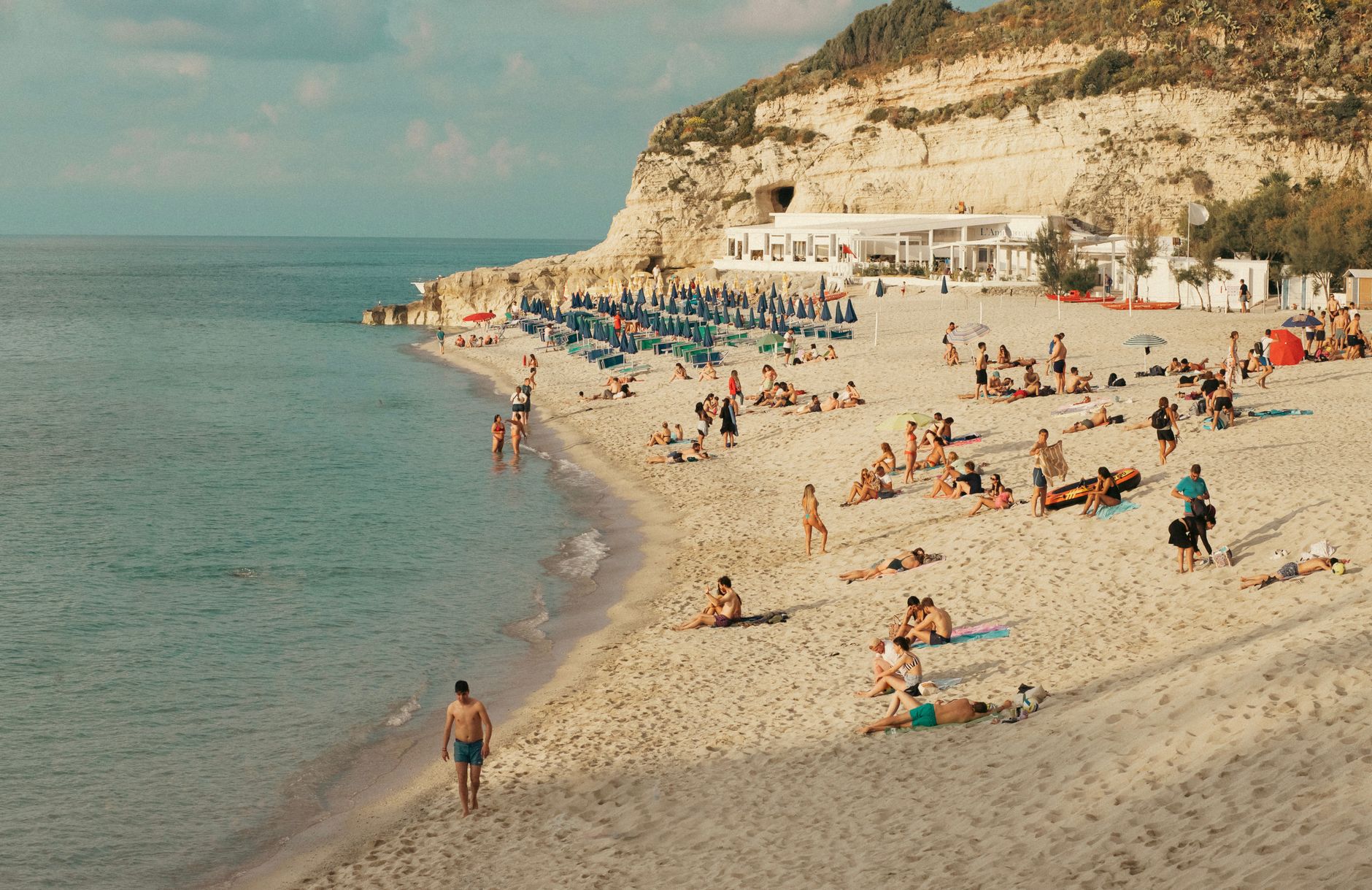 Pohled na město Tropea v Kalábrii na útesu nad tyrkysovým mořem s klášterem Santa Maria dell Isola