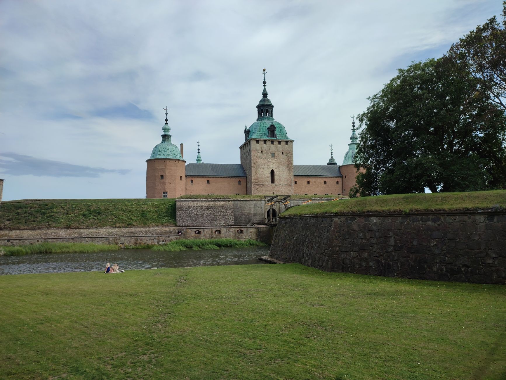 Renesanční hrad Kalmar slot s kruhovými věžemi a vodním příkopem na pobřeží Baltu ve Švédsku