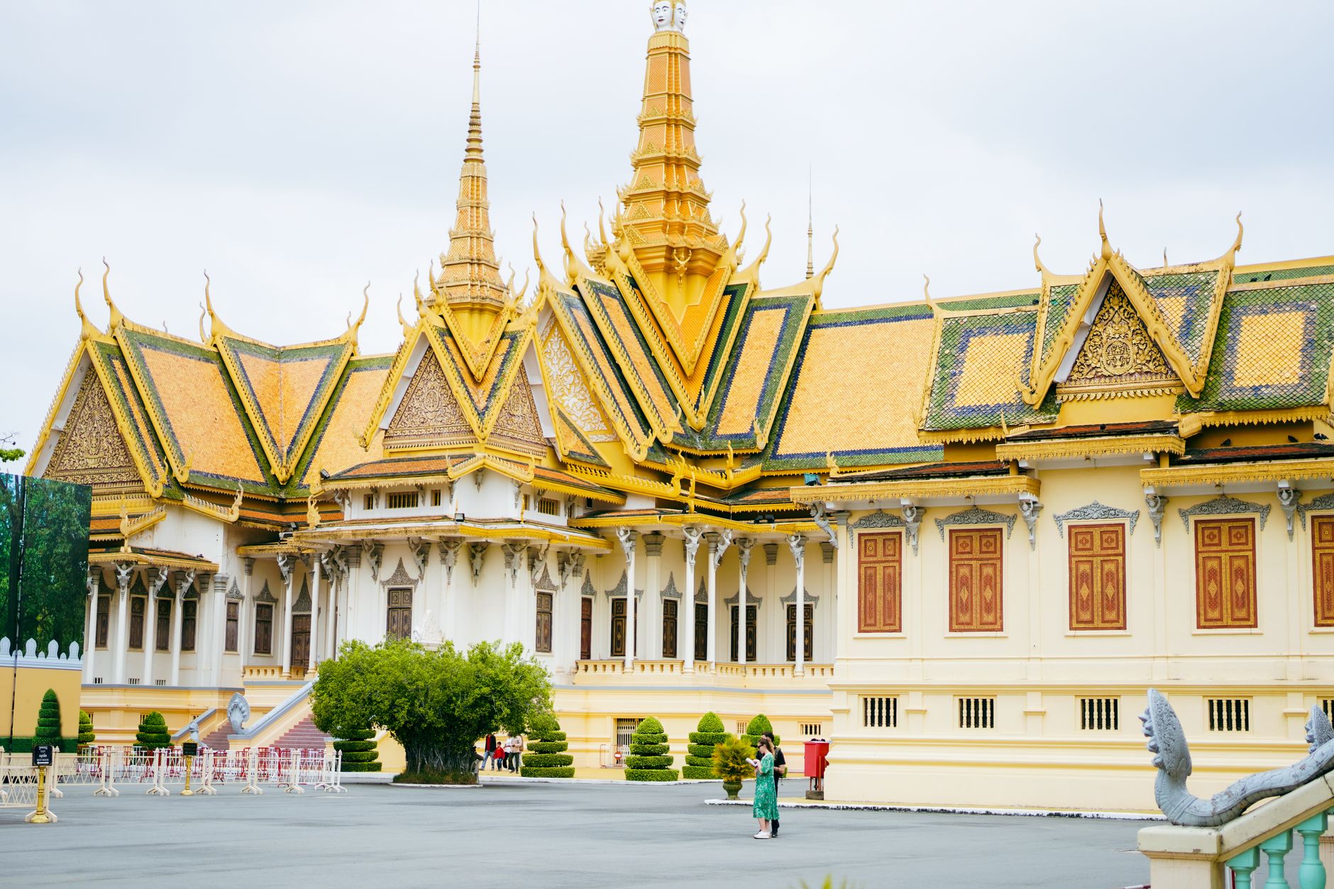 Královský palác v Phnompenhu se zlatými střechami a chrámovou architekturou v Kambodži