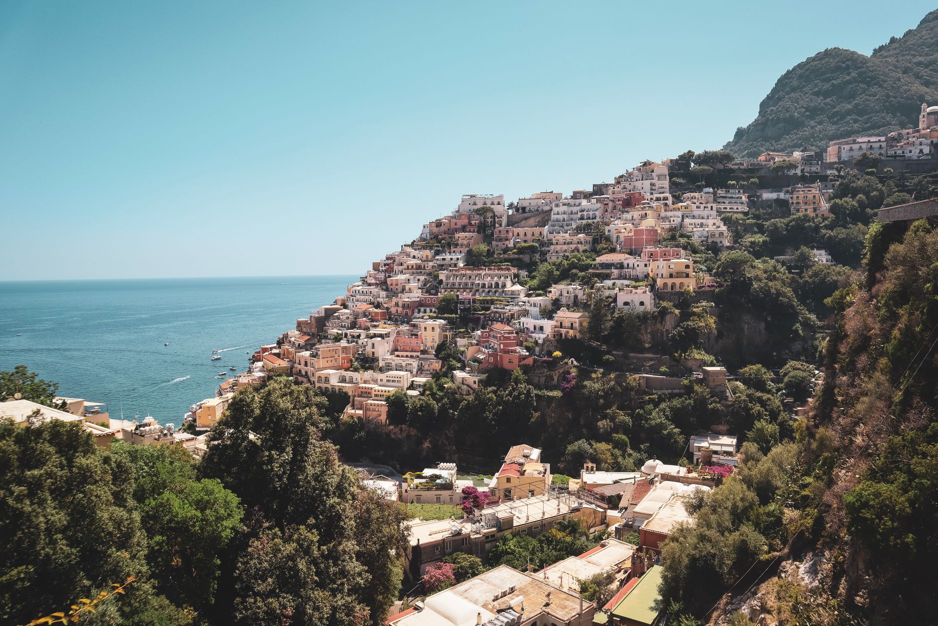 Barevné domy městečka Positano stupňovitě se zvedající nad mořem na Amalfském pobřeží