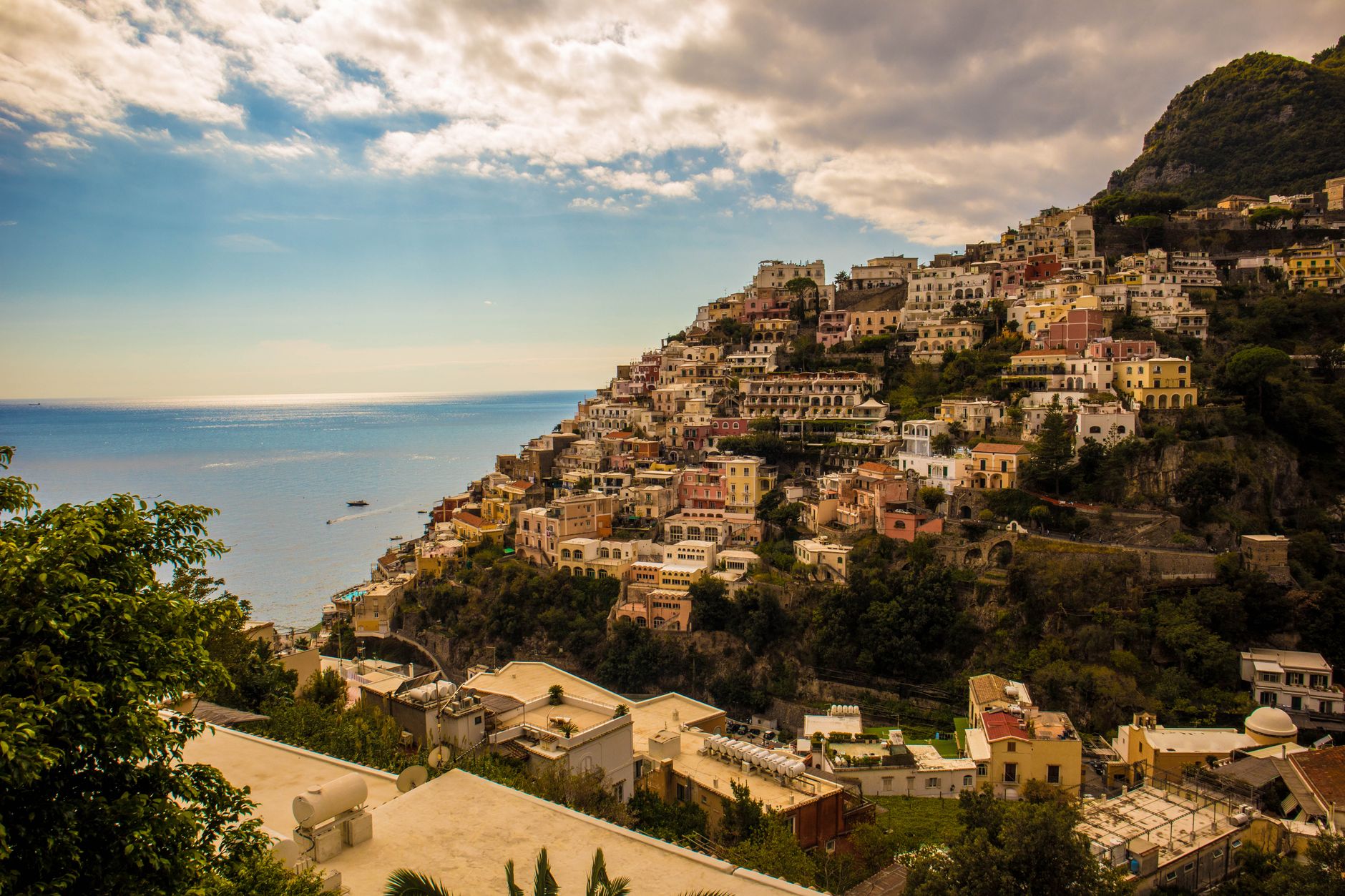 Pohled na pobřežní městečko Positano na Amalfském pobřeží s barevnými domy stupňovitě nad mořem