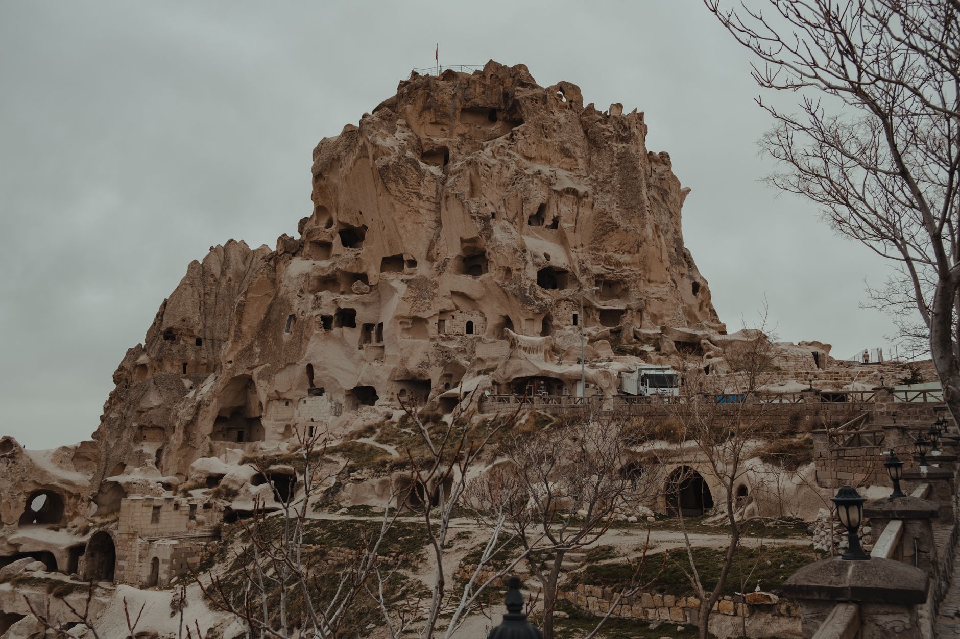 Pokoj cave hotelu vytesaný do skály v Kappadokii s kamennými stěnami